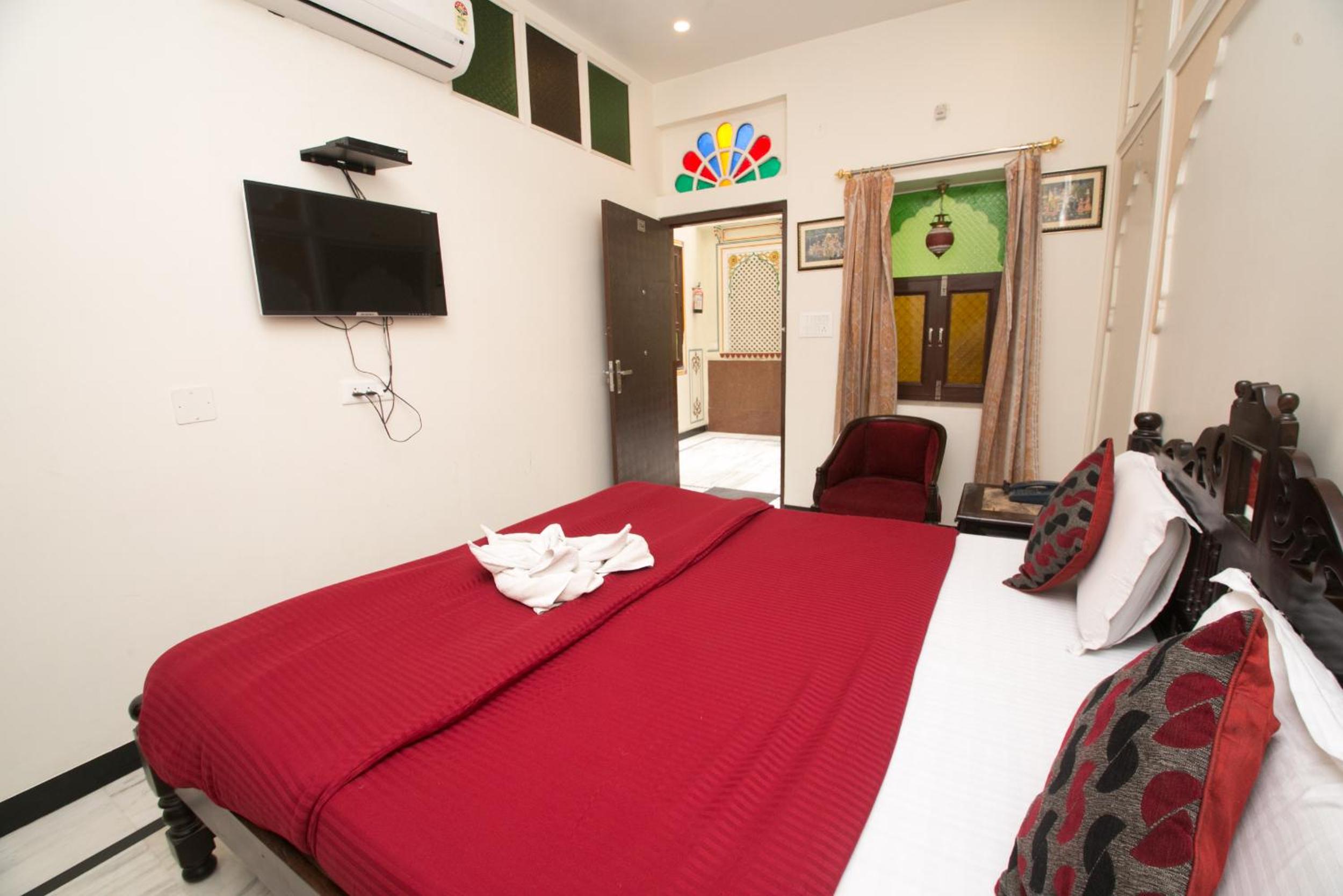 Standard Double Room - 10% off on SURA Cocktails & Cuisines, Enjoy Live Music, Welcome Drink on Arrival and Free Pickup from Railway Station - Photo 11