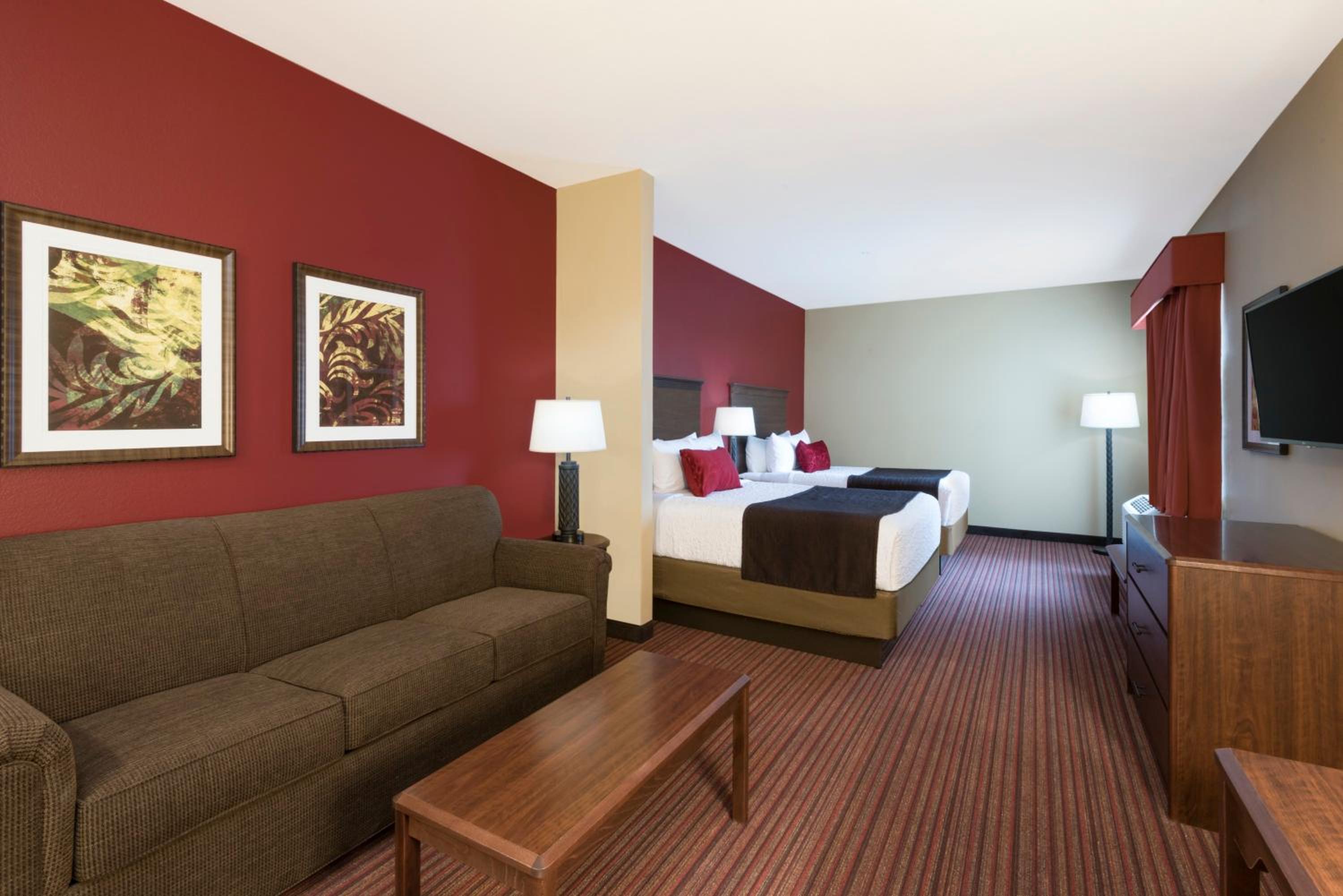 Queen Suite with Two Queen Beds and Sofa Bed - Non-Smoking photo 2