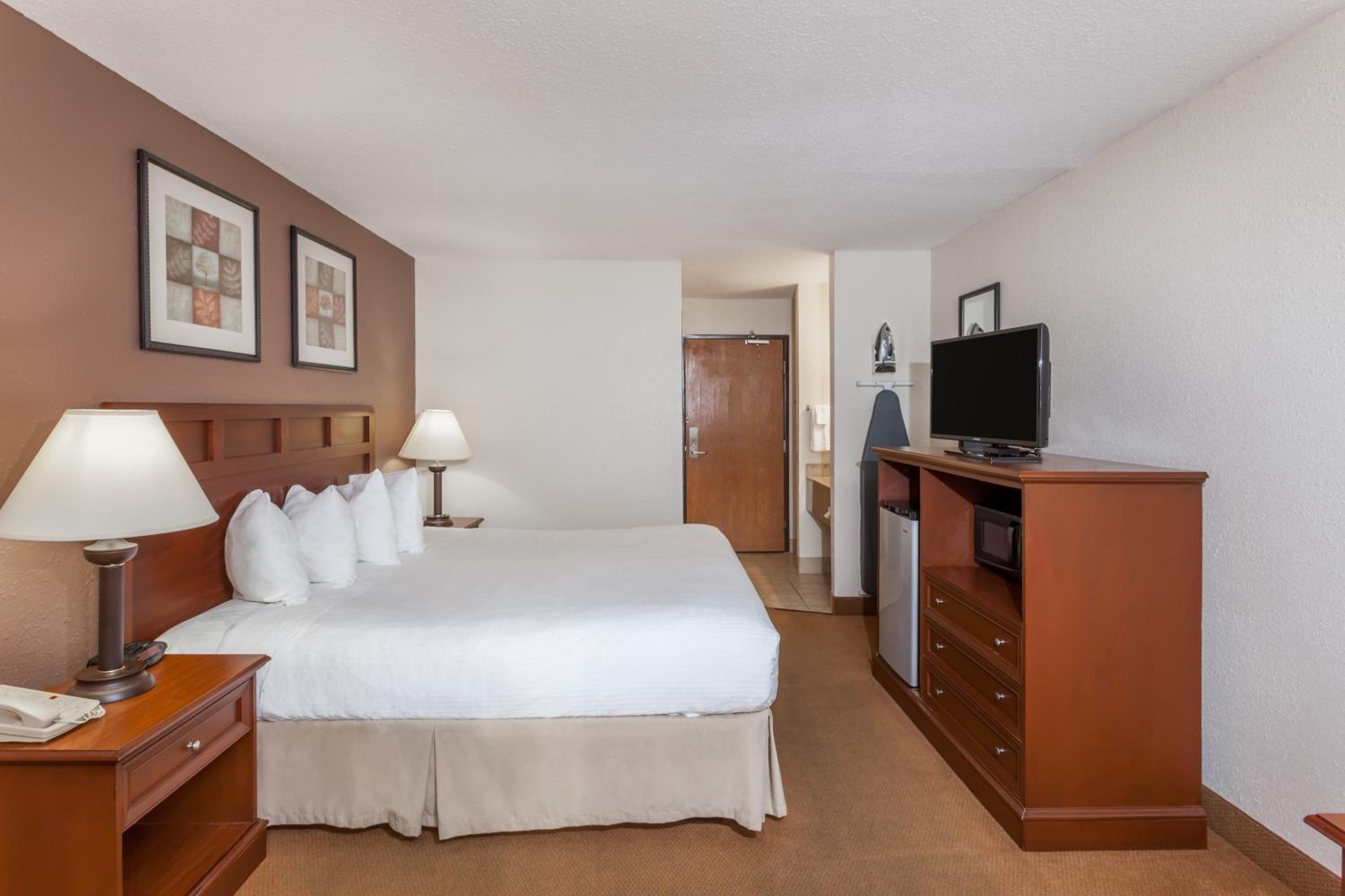 King Room - Non-Smoking - Photo 2