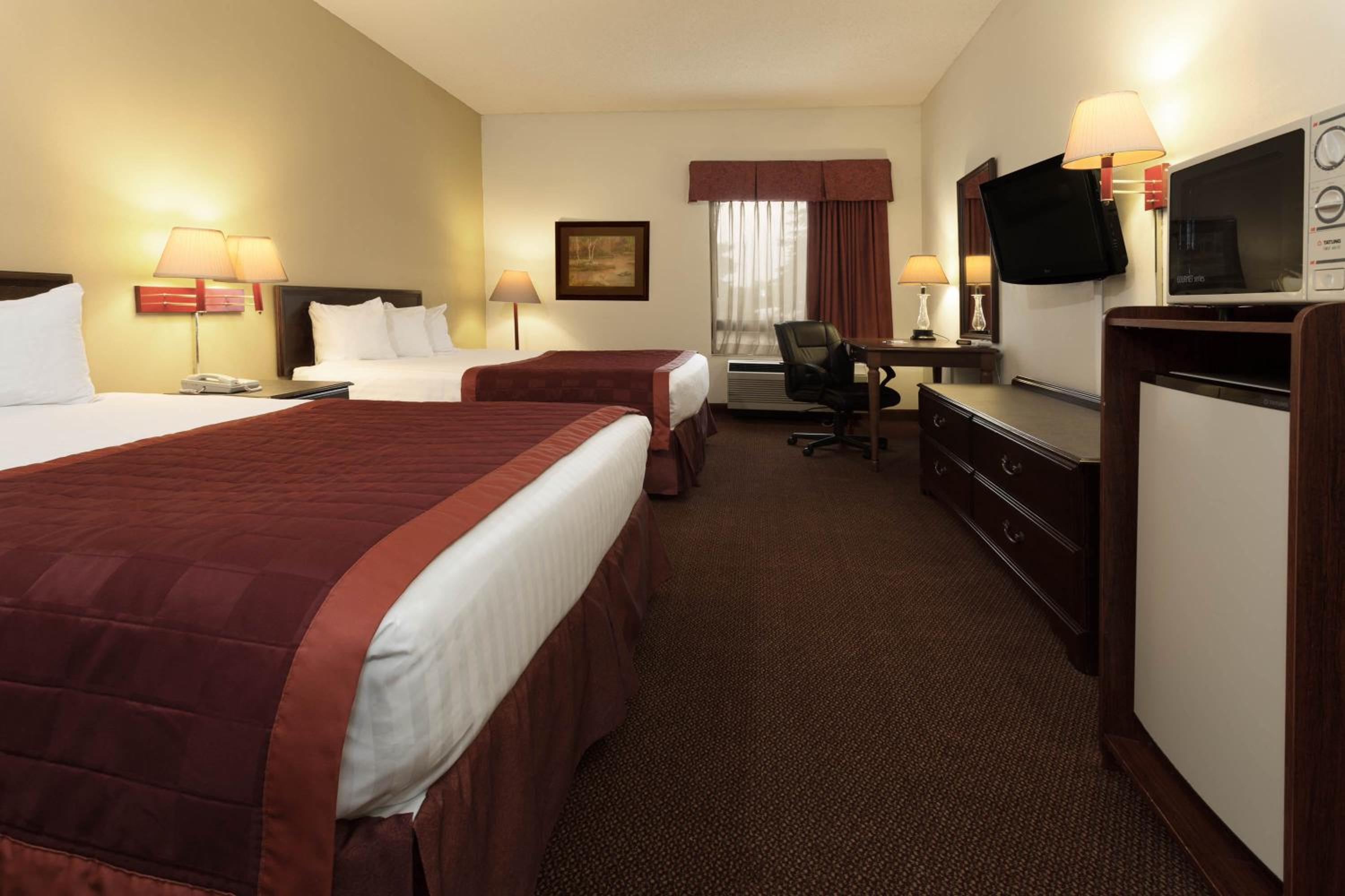 Queen Room with Two Queen Beds - Non-Smoking - Photo 2