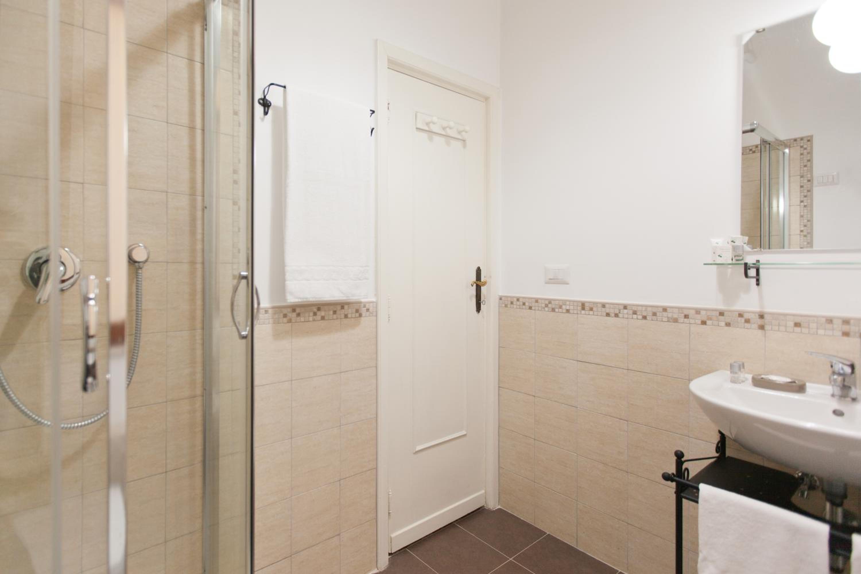Twin Room with Private External Bathroom photo 2