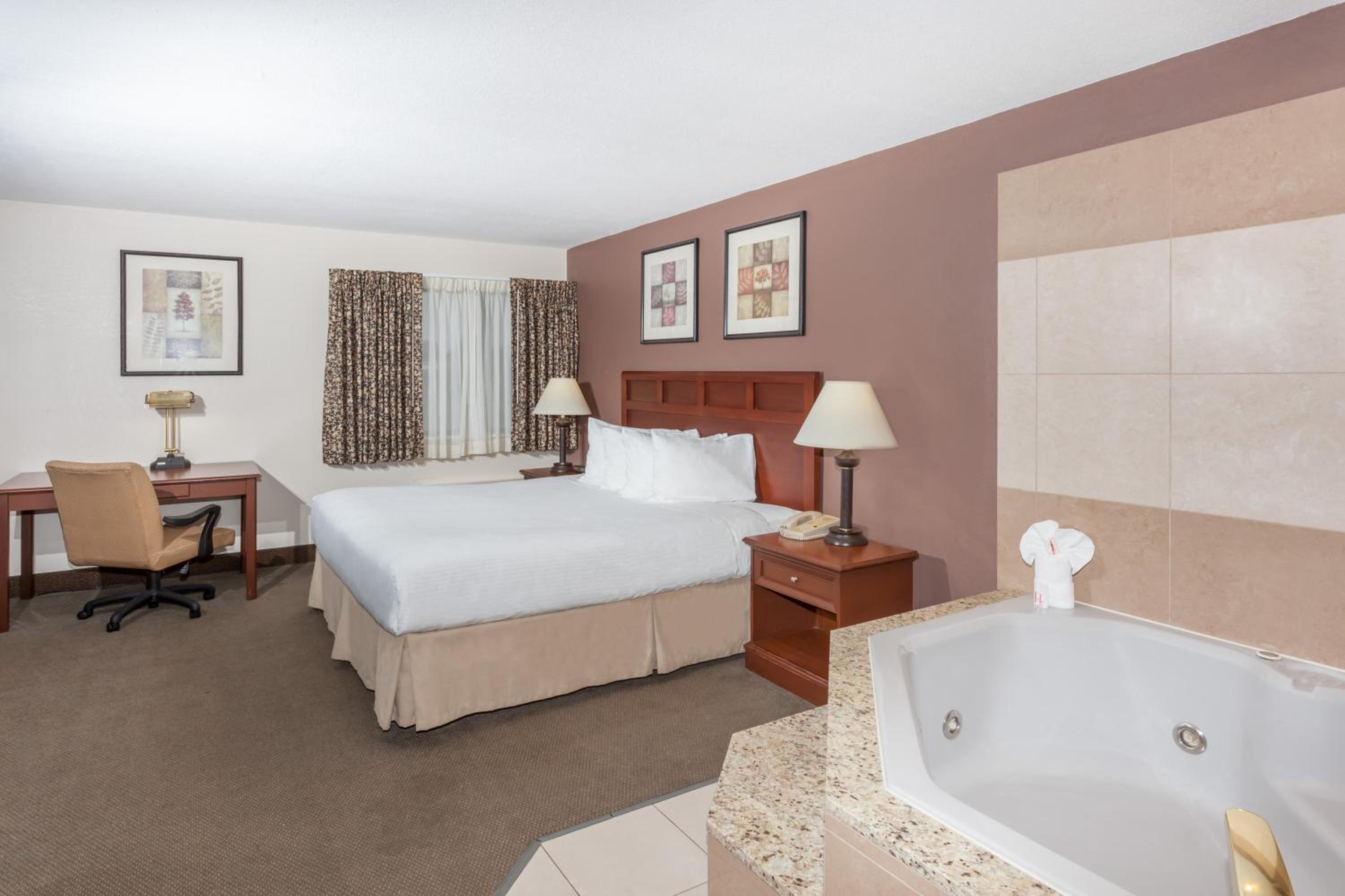 King Studio Suite - Non-Smoking - Photo 3