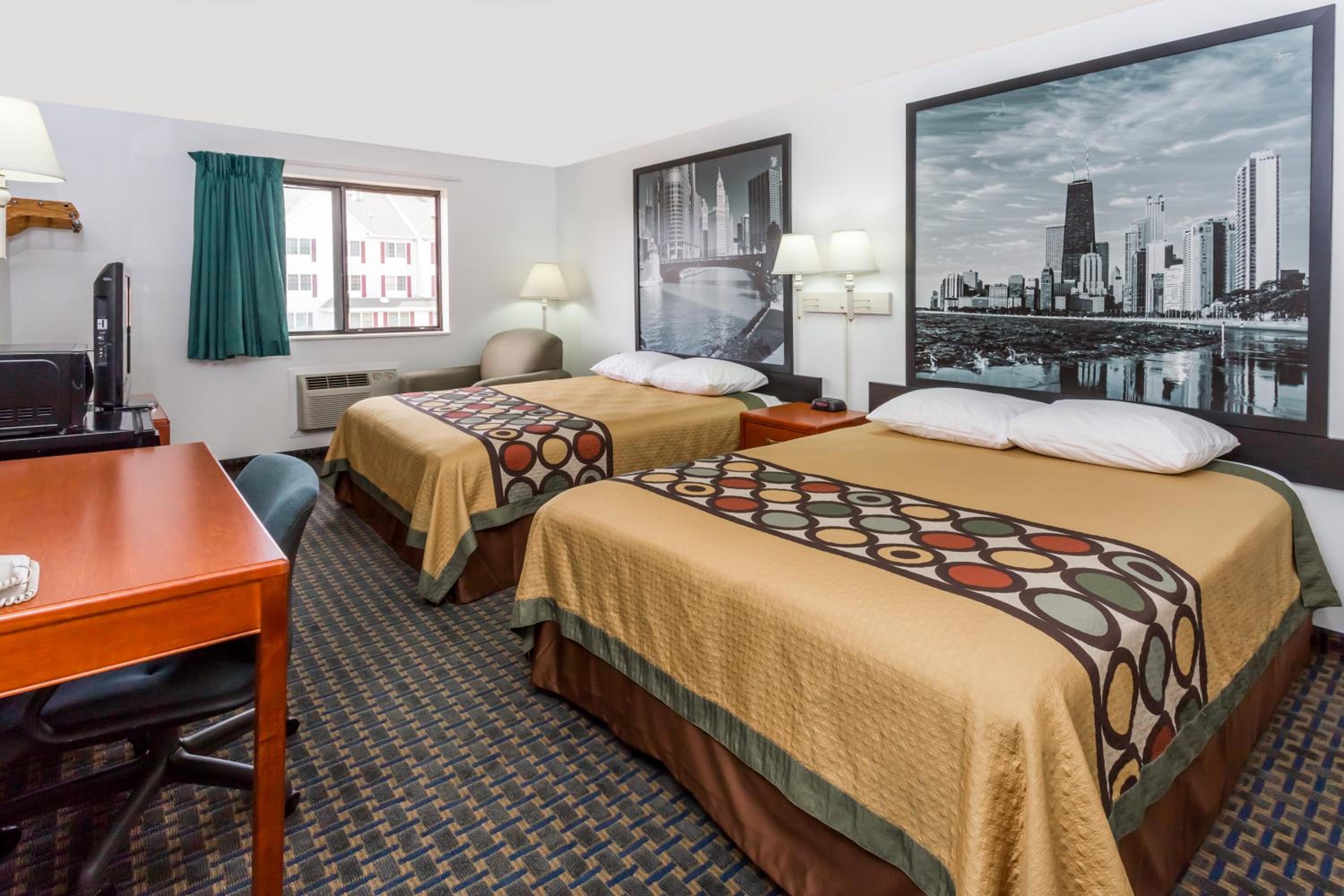 Queen Room with Two Queen Beds - Non-Smoking - Photo 3