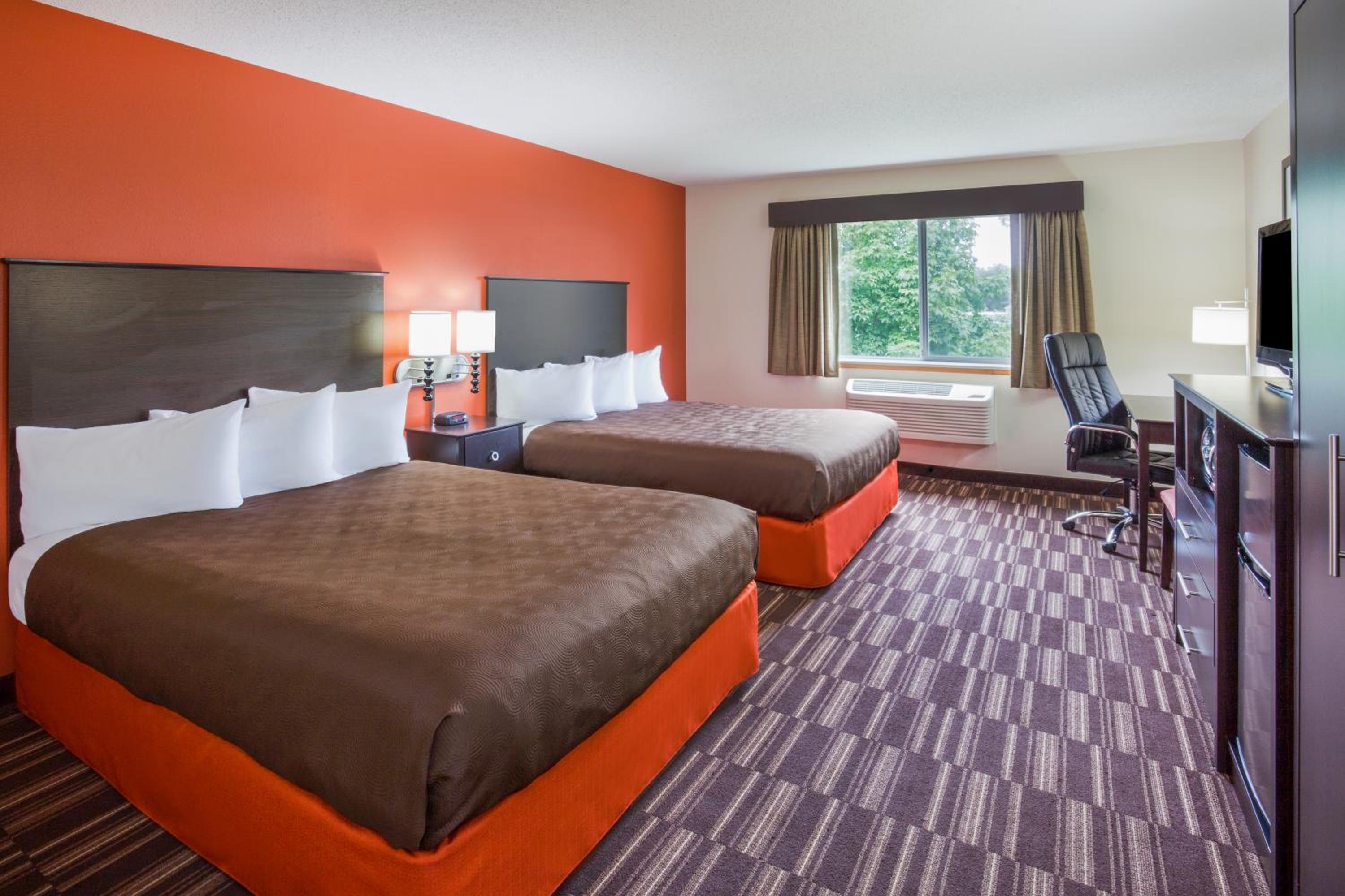 Queen Room with Two Queen Beds - Mobility Access/Non-Smoking photo 3