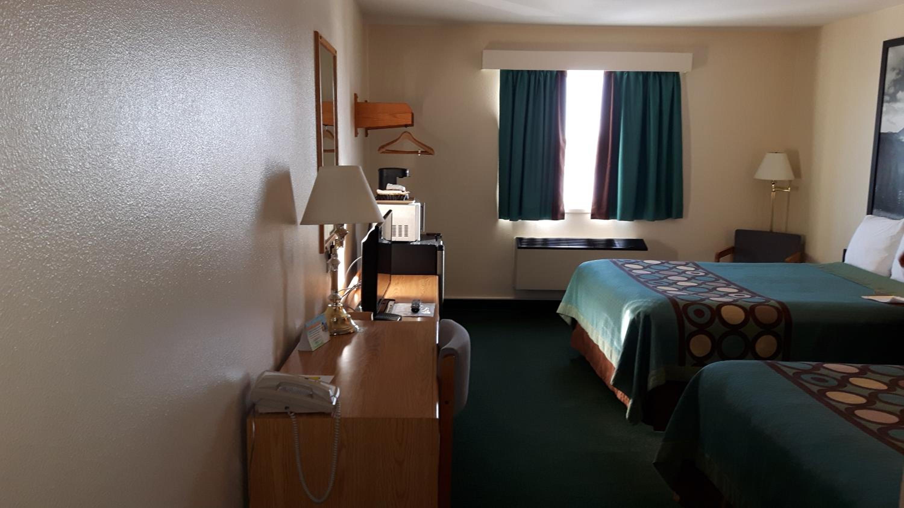 Queen Room with Two Queen Beds - Non-Smoking - Photo 3