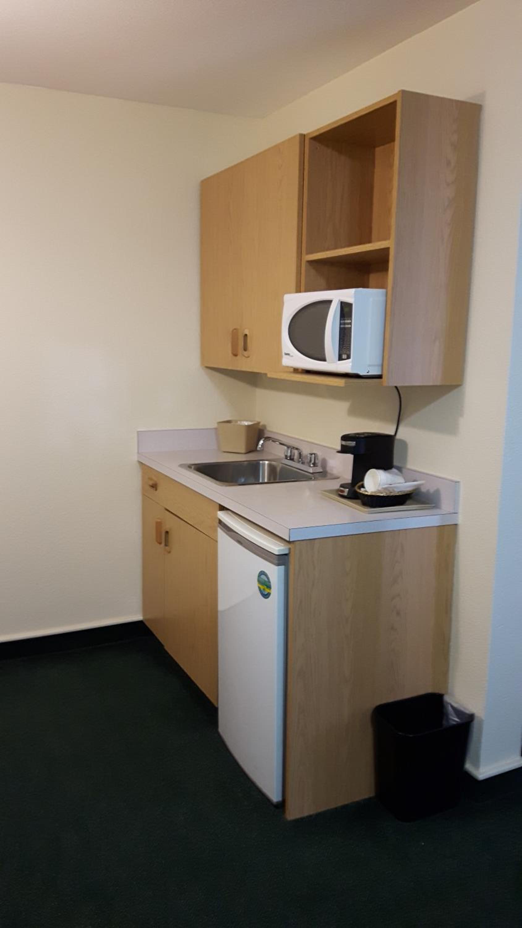 Deluxe King Suite - Non-Smoking - Photo 5