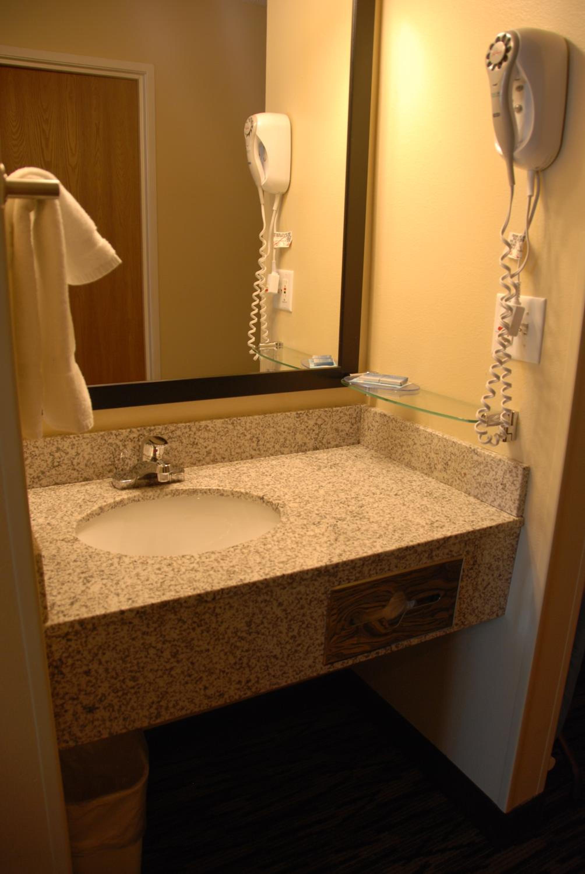 Queen Room with shower photo 3