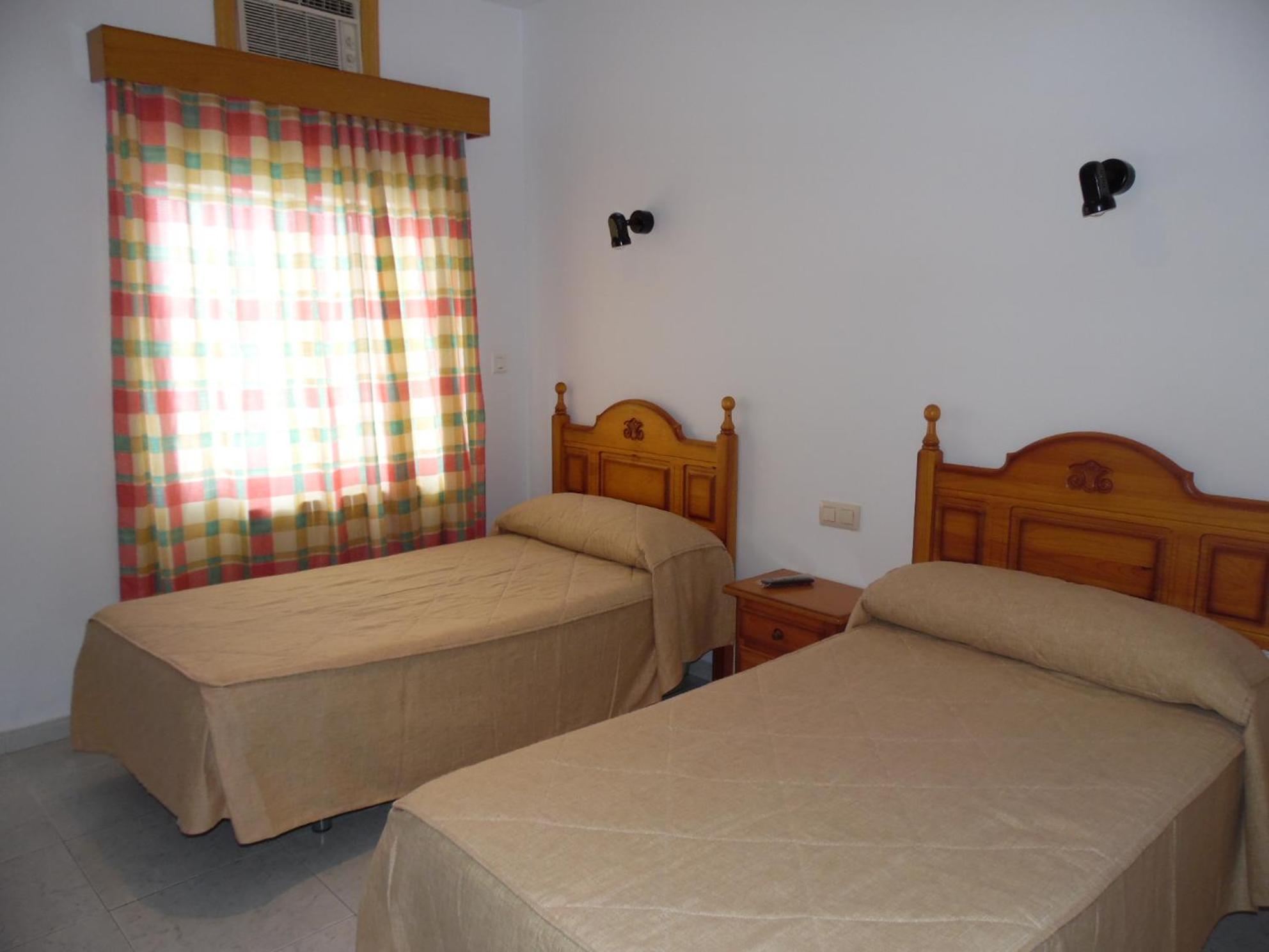 Twin Room with Private Bathroom photo 2