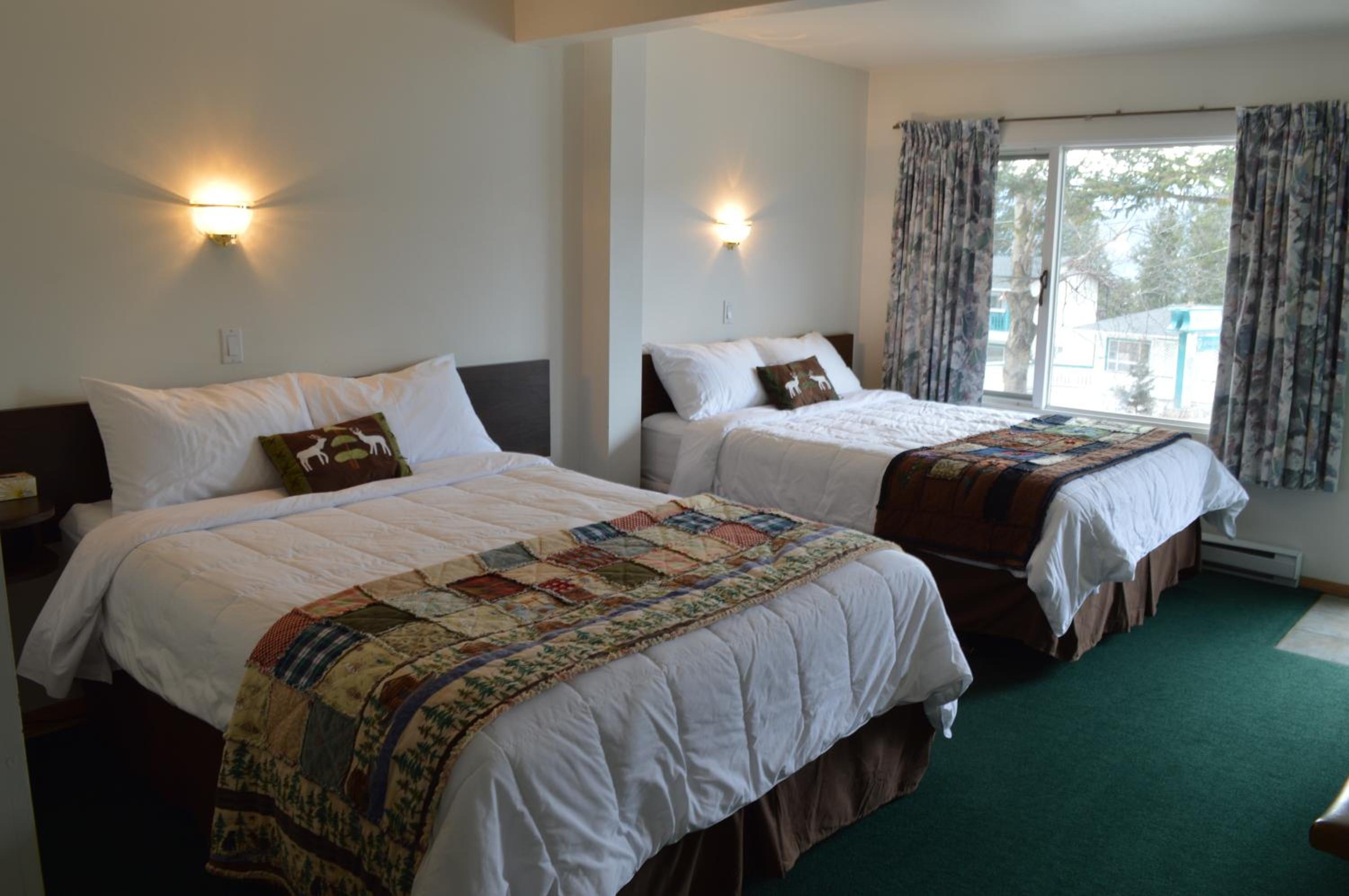 Queen Room - No Air Conditioning photo 1