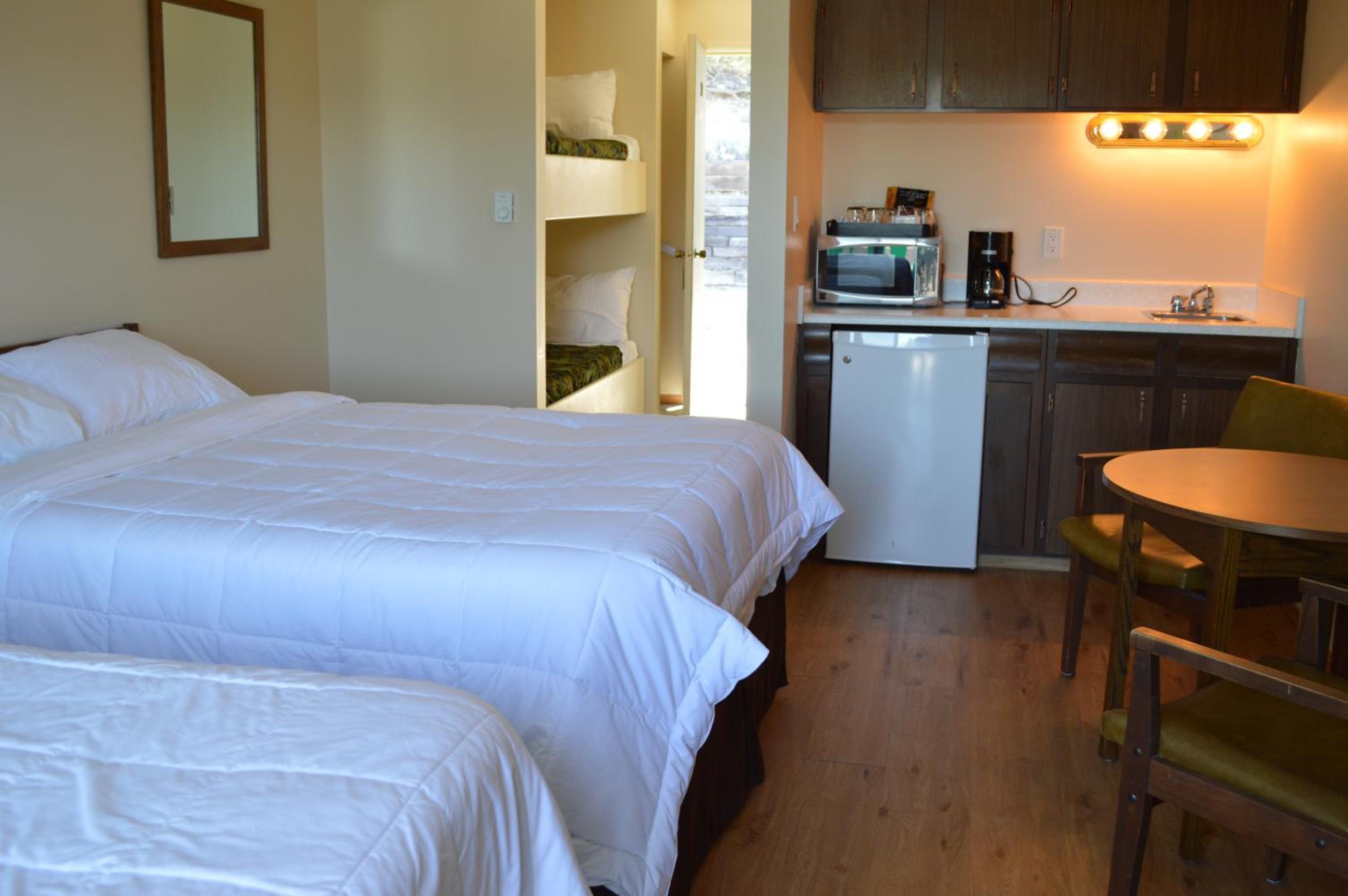 Double Room with Extra Bed - No Air Conditioning photo 2