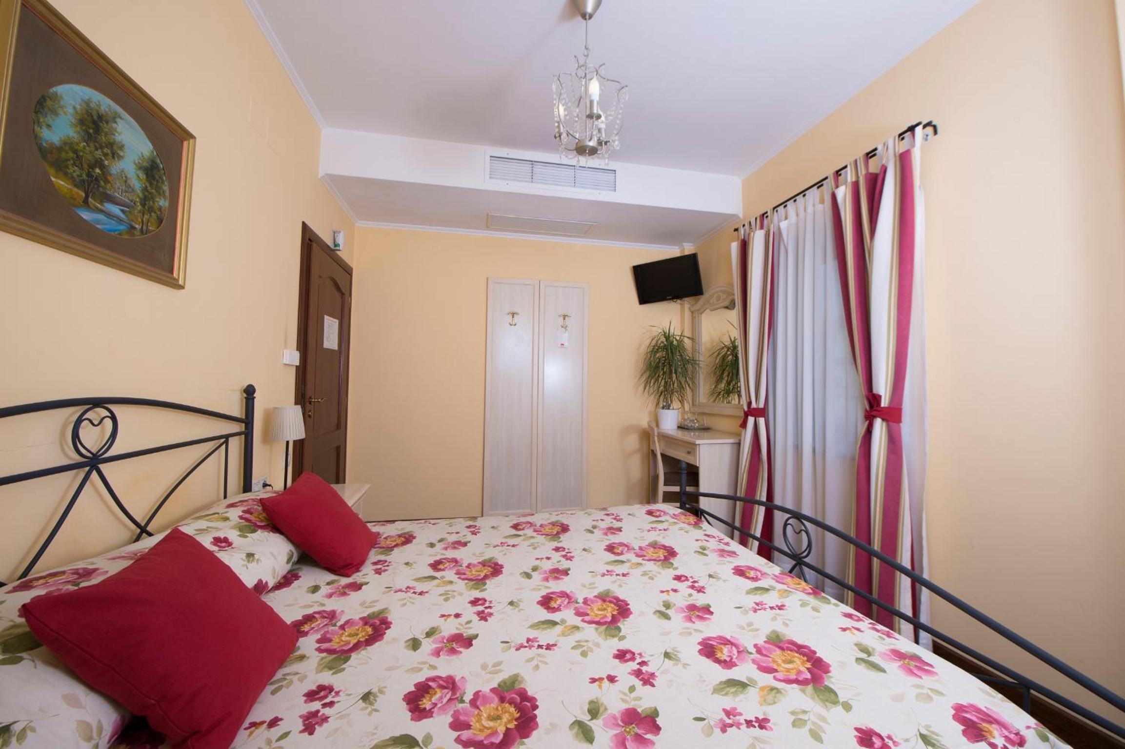 Standard Double or Twin Room - Photo 1