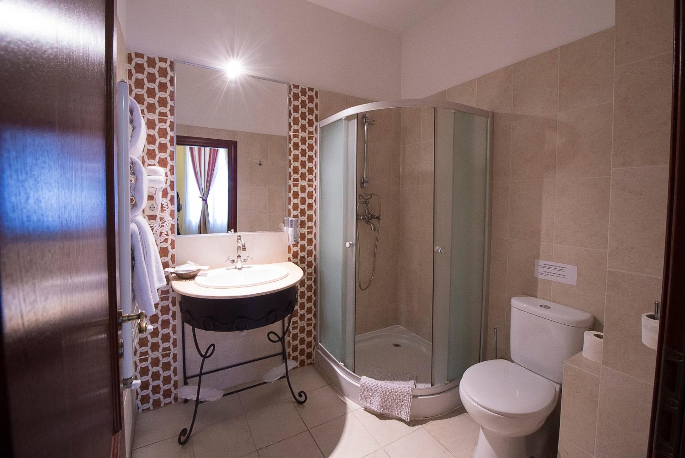 Standard Double or Twin Room - Photo 10