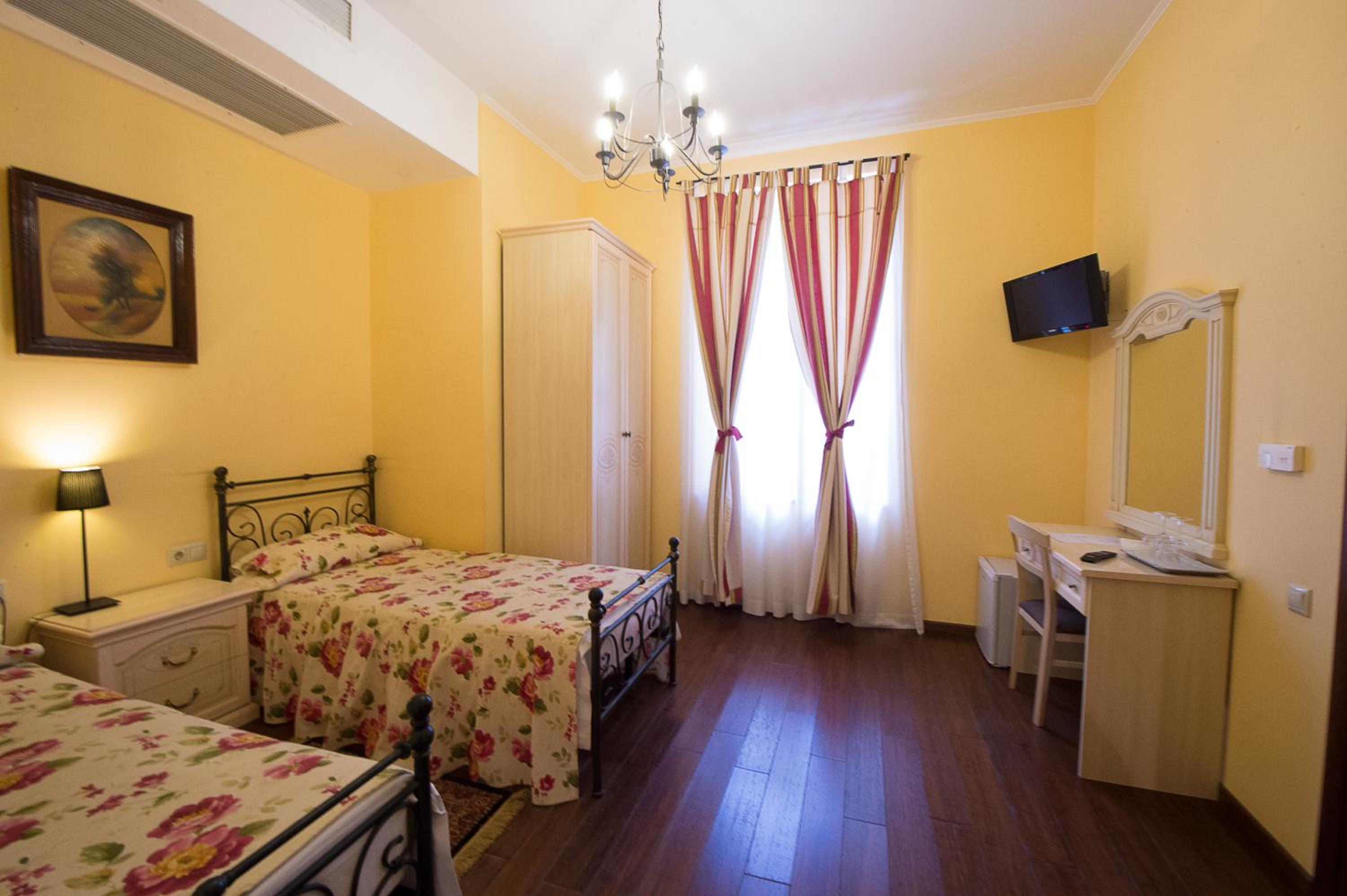 Standard Double or Twin Room - Photo 2