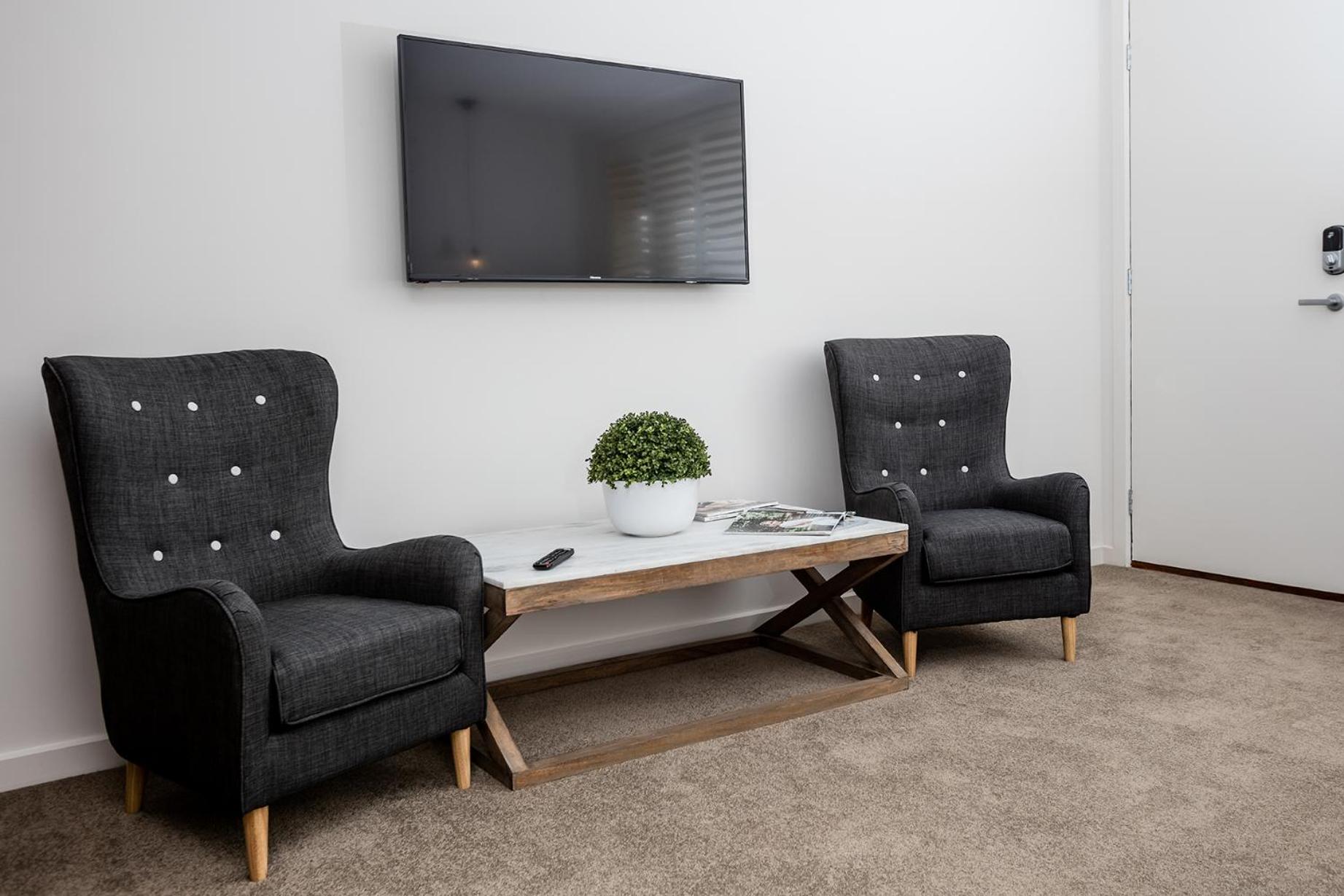 Studio Apartment Queen
