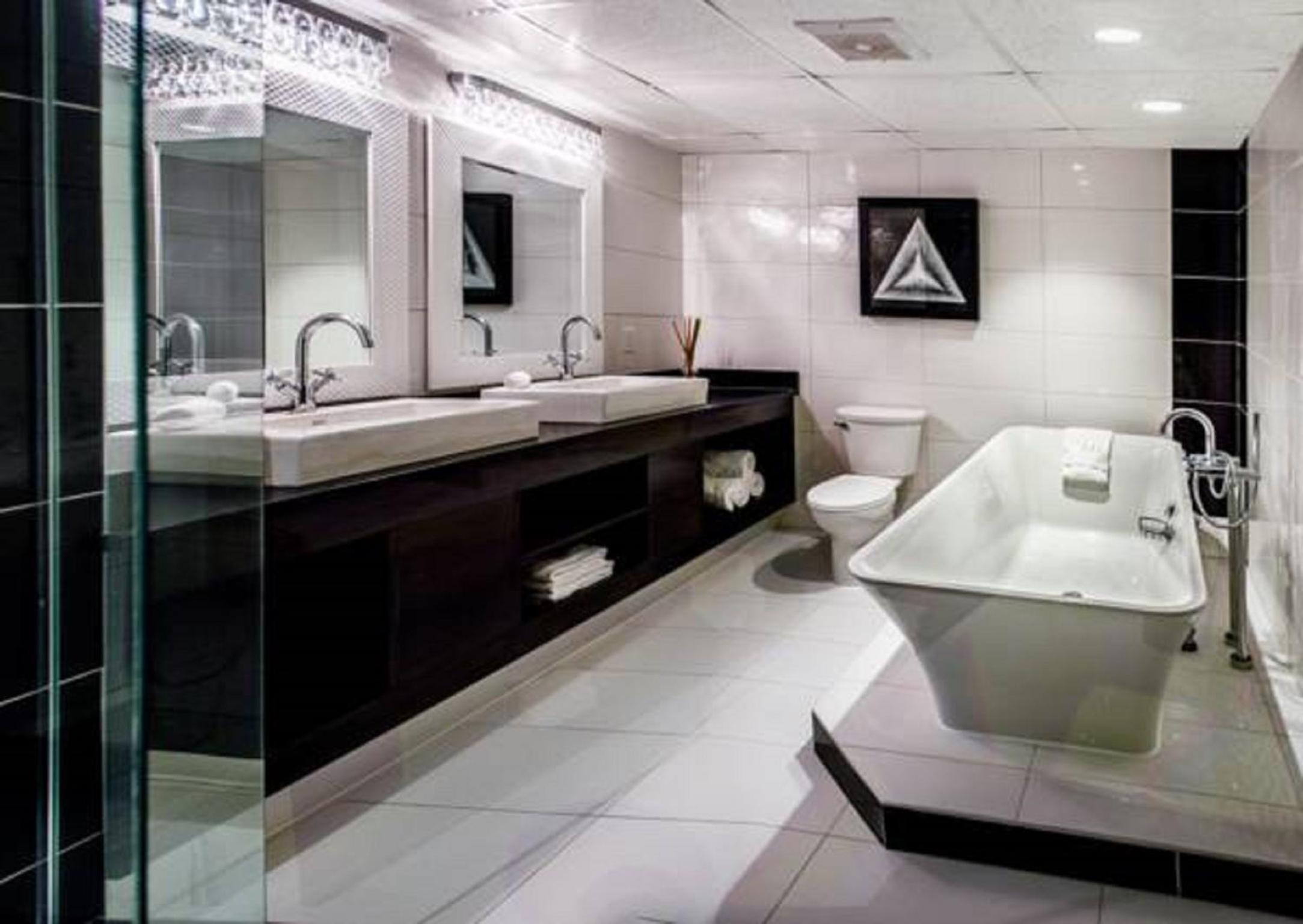 King Suite with Sofa Bed, Spa Bath and Living Room - Non-Smoking - Photo 11