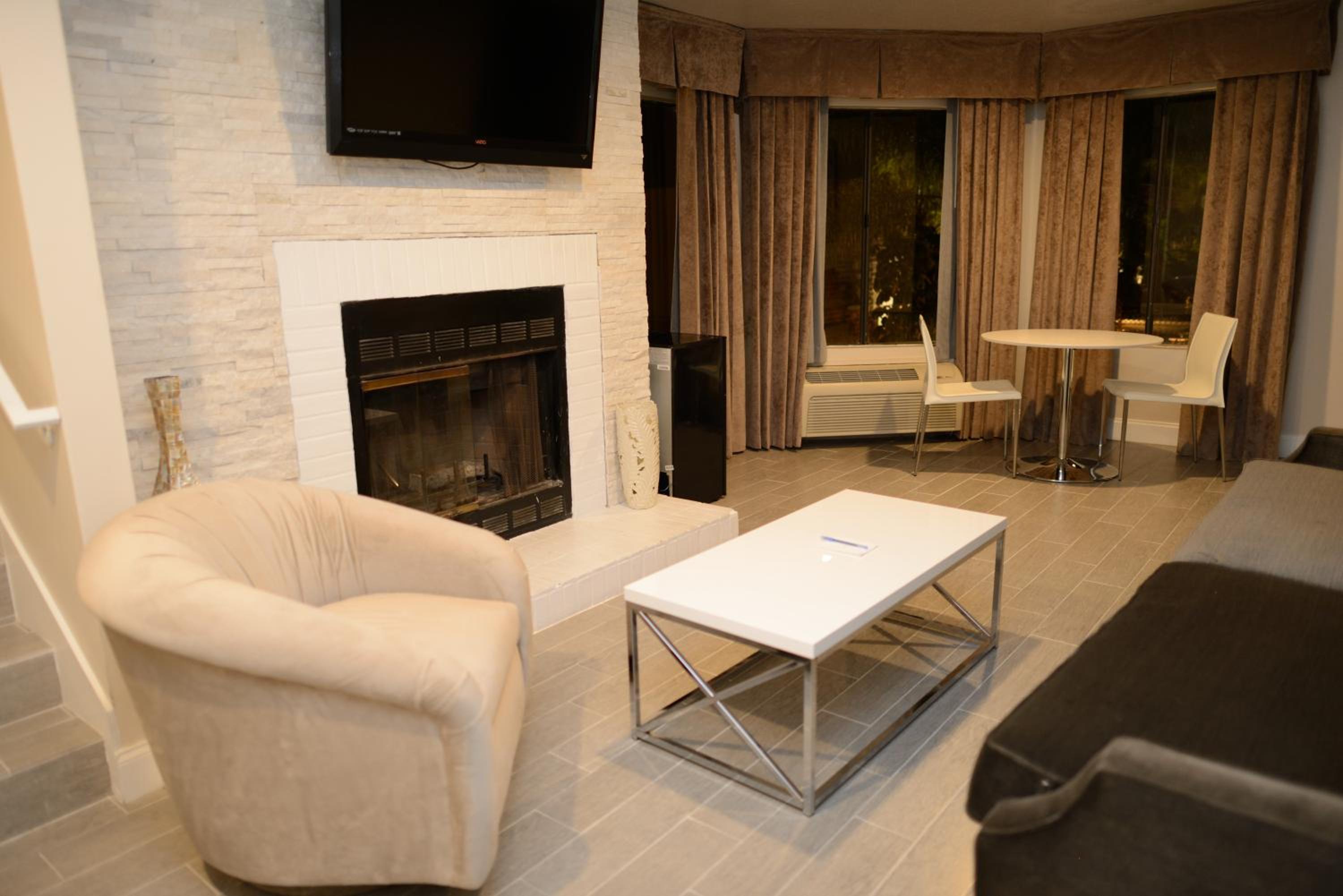 Premier Suite - Photo 12