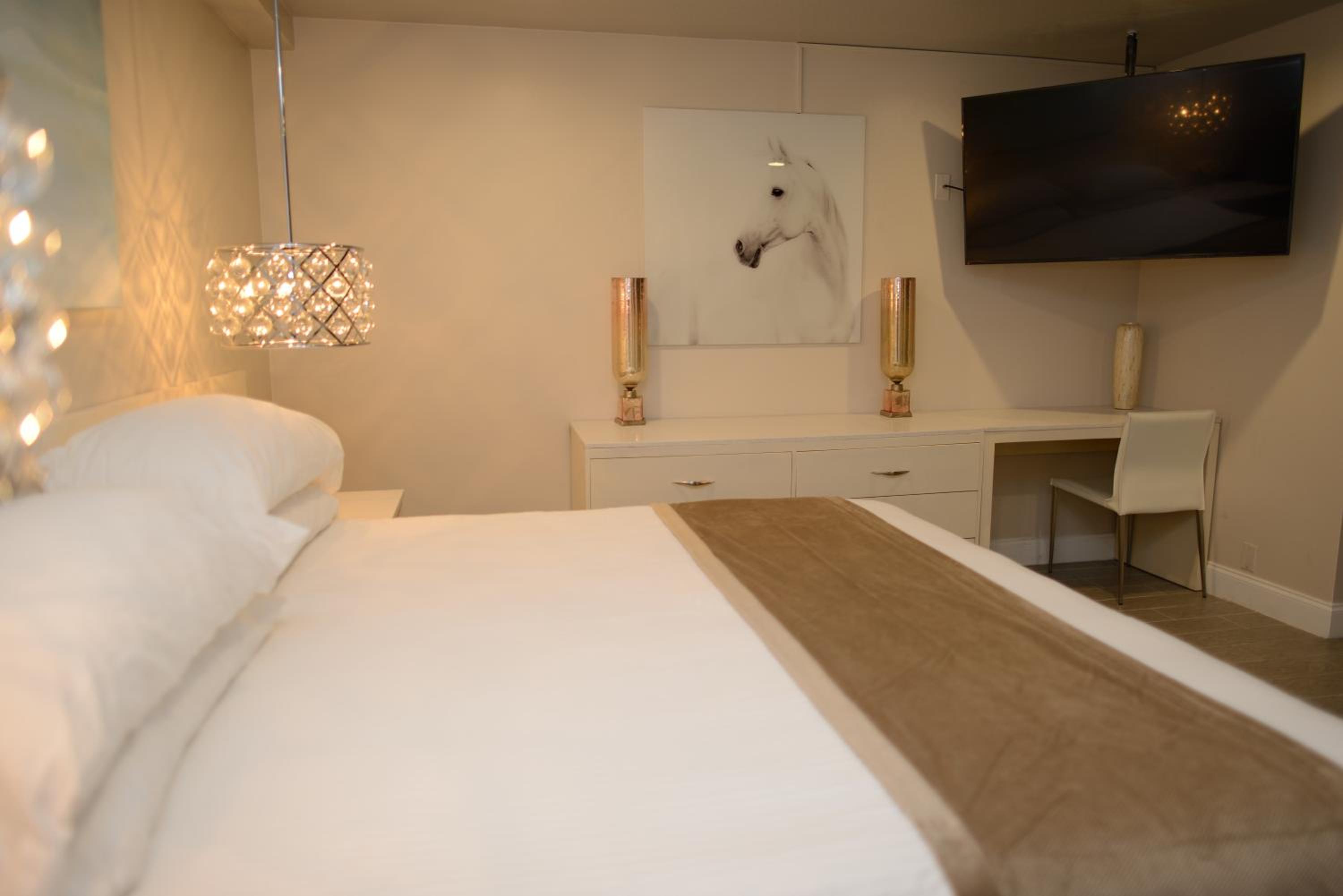 Premier Suite - Photo 3