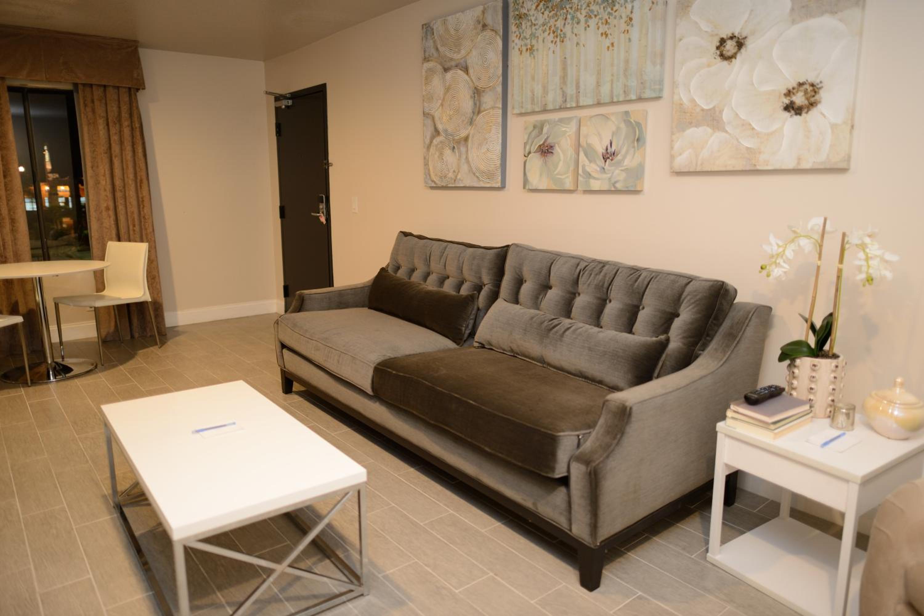 Premier Suite - Photo 13