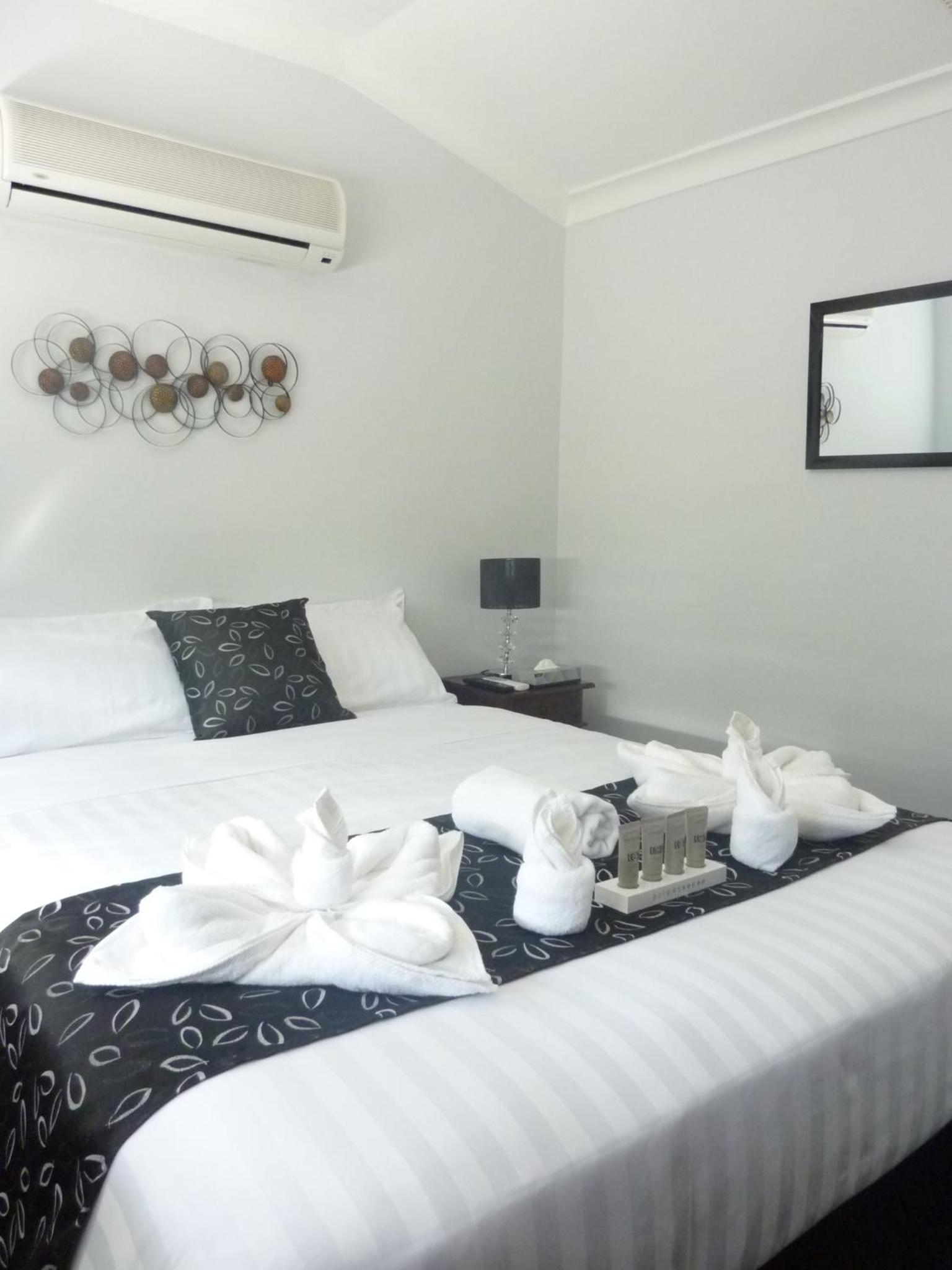 Queen Room with Shared Bathroom photo 3