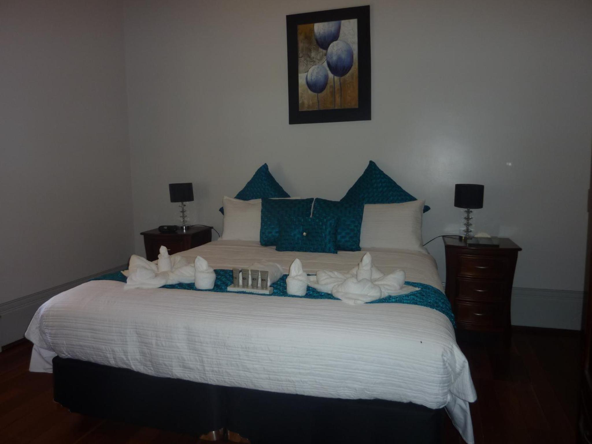 King Room with Shared Bathroom photo 2