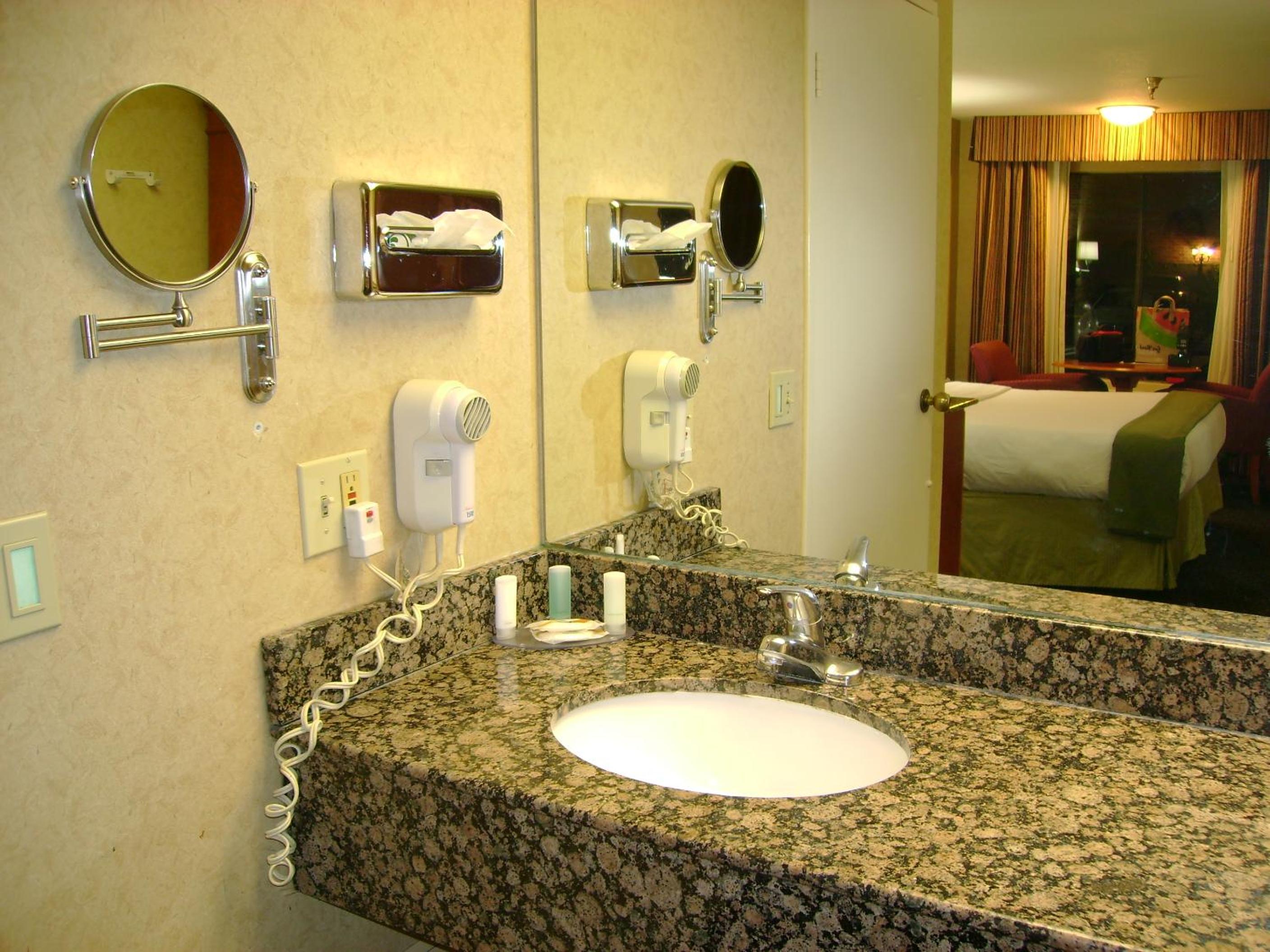 Queen Room with Two Queen Beds - Photo 2