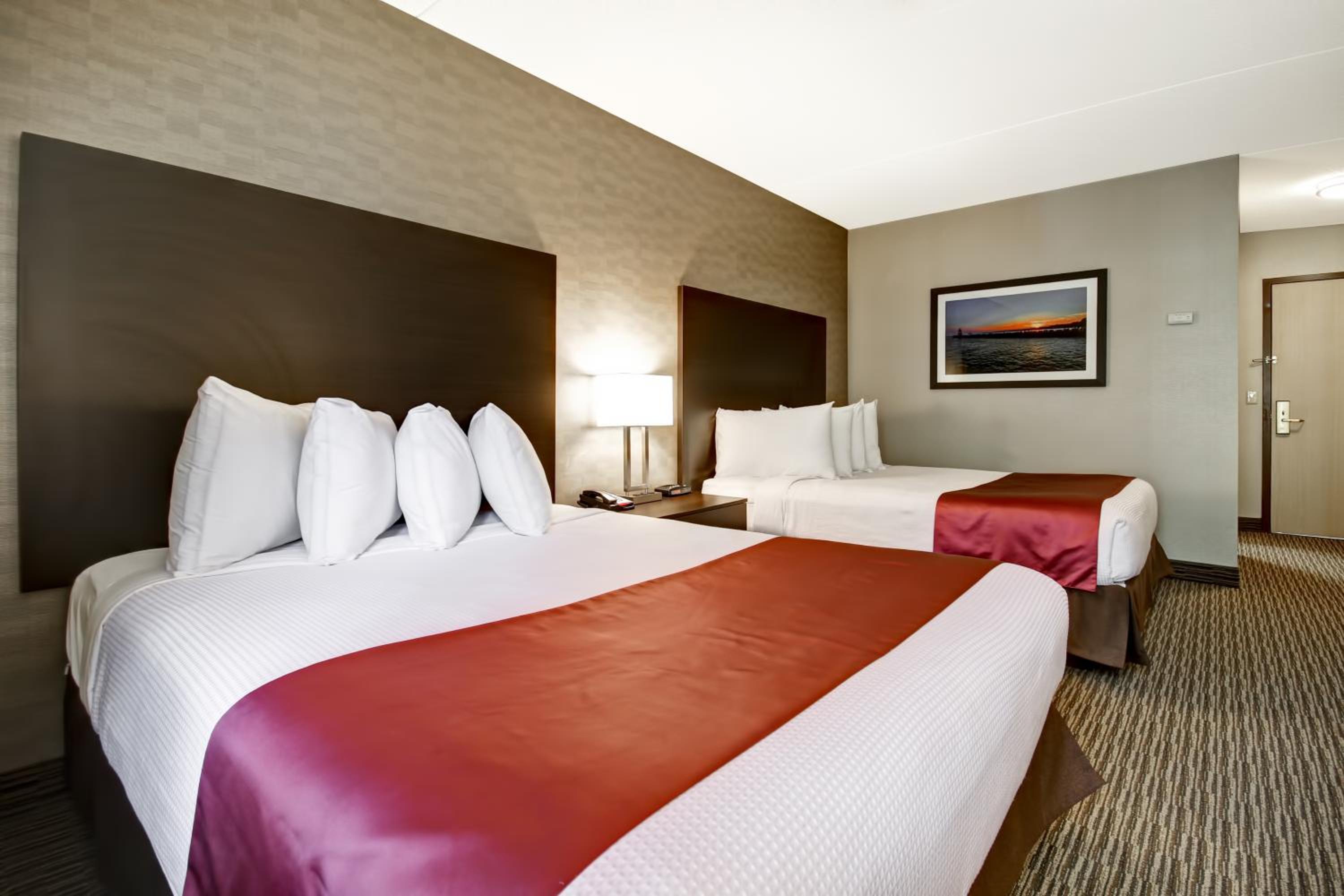 Queen Room with Two Queen Beds - Non-Smoking photo 2
