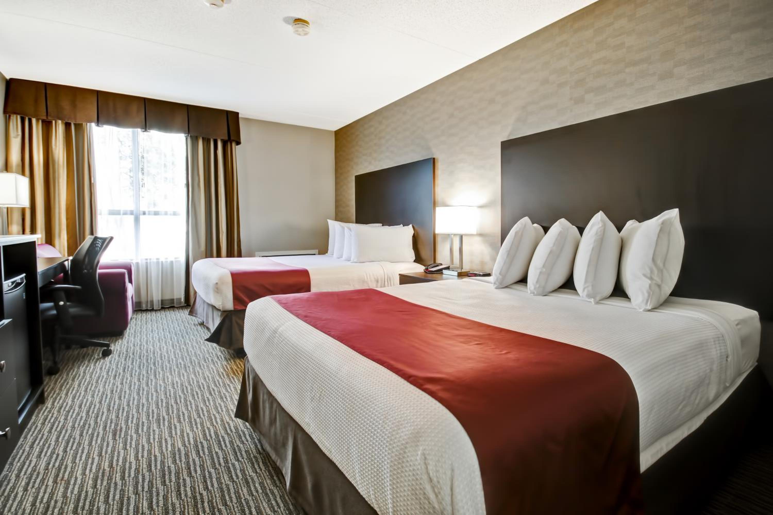 Queen Room with Two Queen Beds - Non-Smoking photo 3