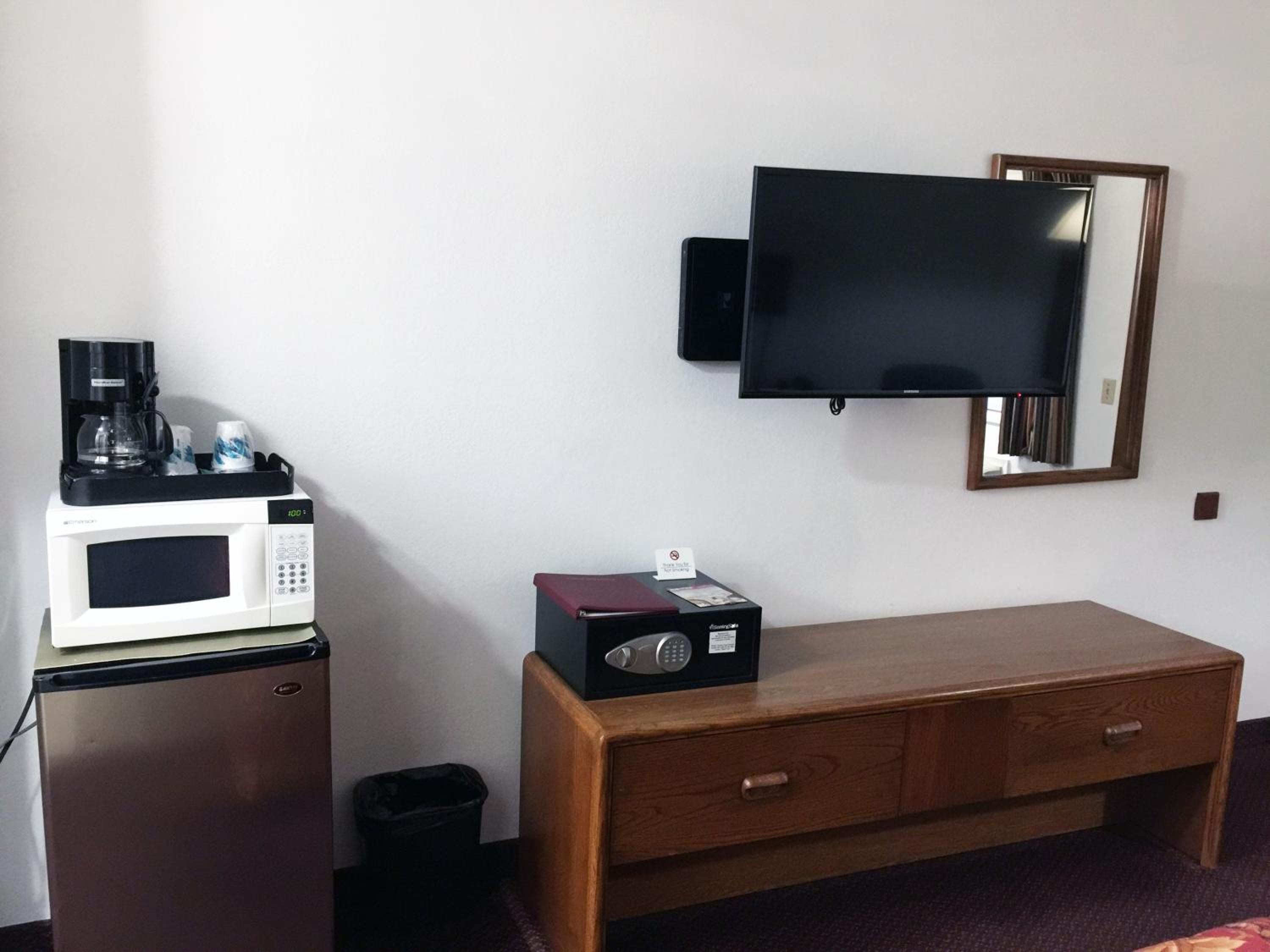 Queen Room - No Pets photo 2