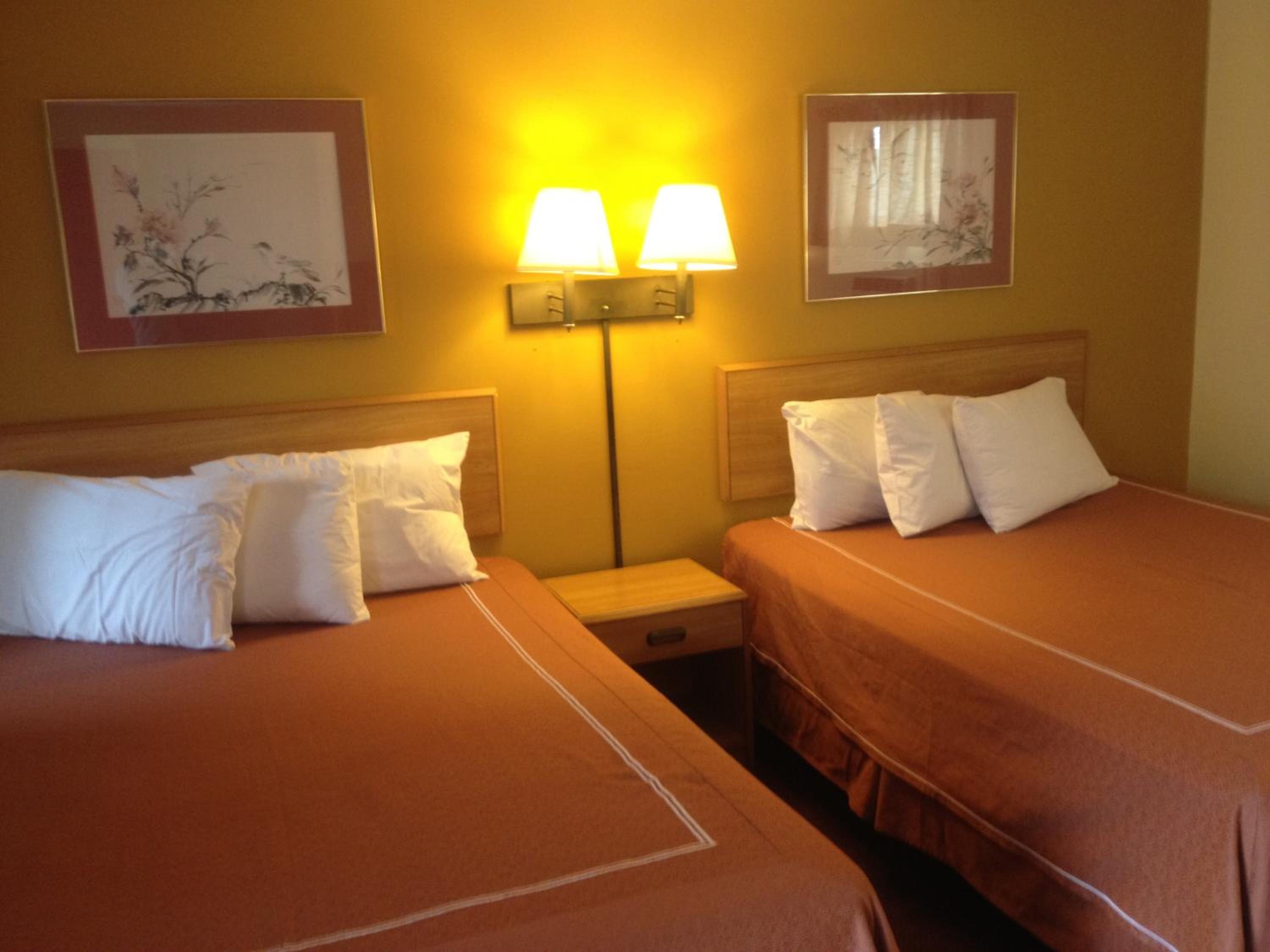Queen Room with Two Queen Beds - Non-Smoking - Photo 3