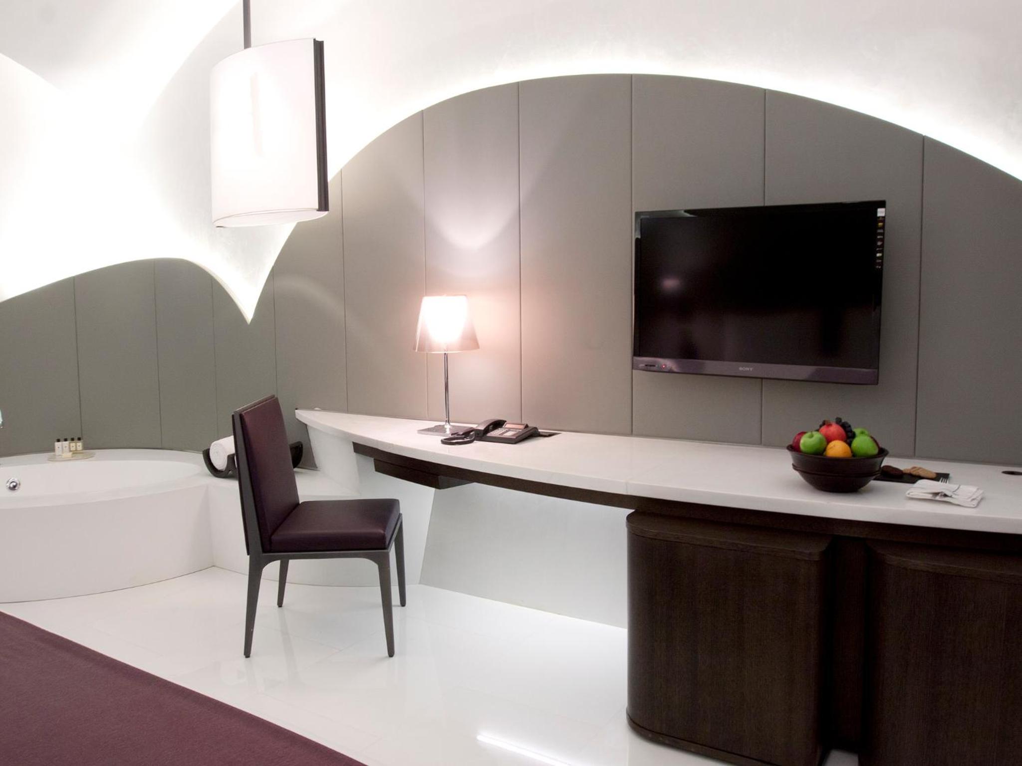 The Roseate Suite with Hi-Tea (16:30 to 17:30, Complimentary 30-min spa treatment (per stay for Mon to Thurs and 30% Discount on Spa Treatments on Fri to Sun) Pre Booking of Slot is mandatory, 15% disc on Laundry and Car Services, One Way Airport Transfer - Photo 5