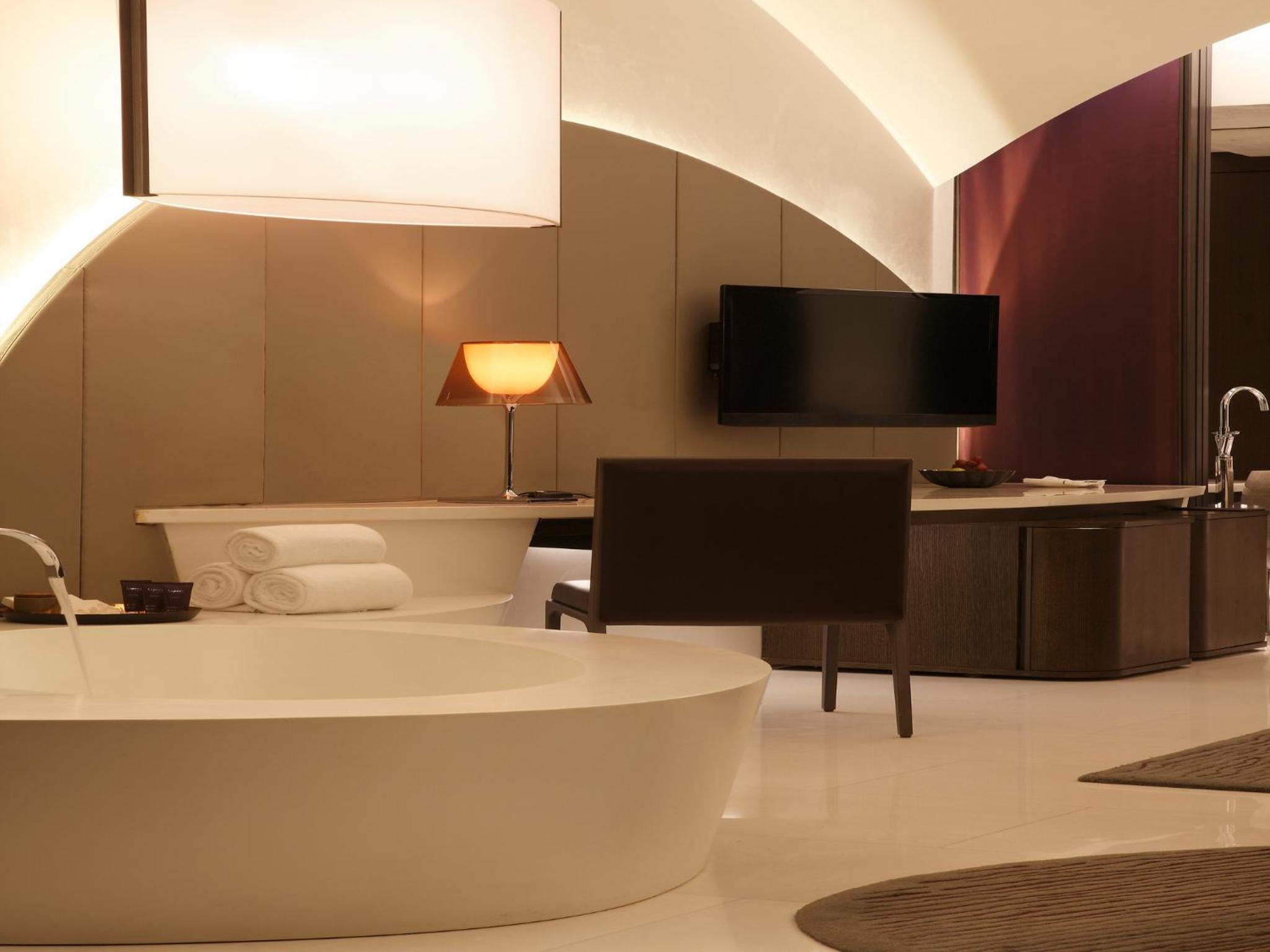 The Roseate Suite with Hi-Tea (16:30 to 17:30, Complimentary 30-min spa treatment (per stay for Mon to Thurs and 30% Discount on Spa Treatments on Fri to Sun) Pre Booking of Slot is mandatory, 15% disc on Laundry and Car Services, One Way Airport Transfer - Photo 6