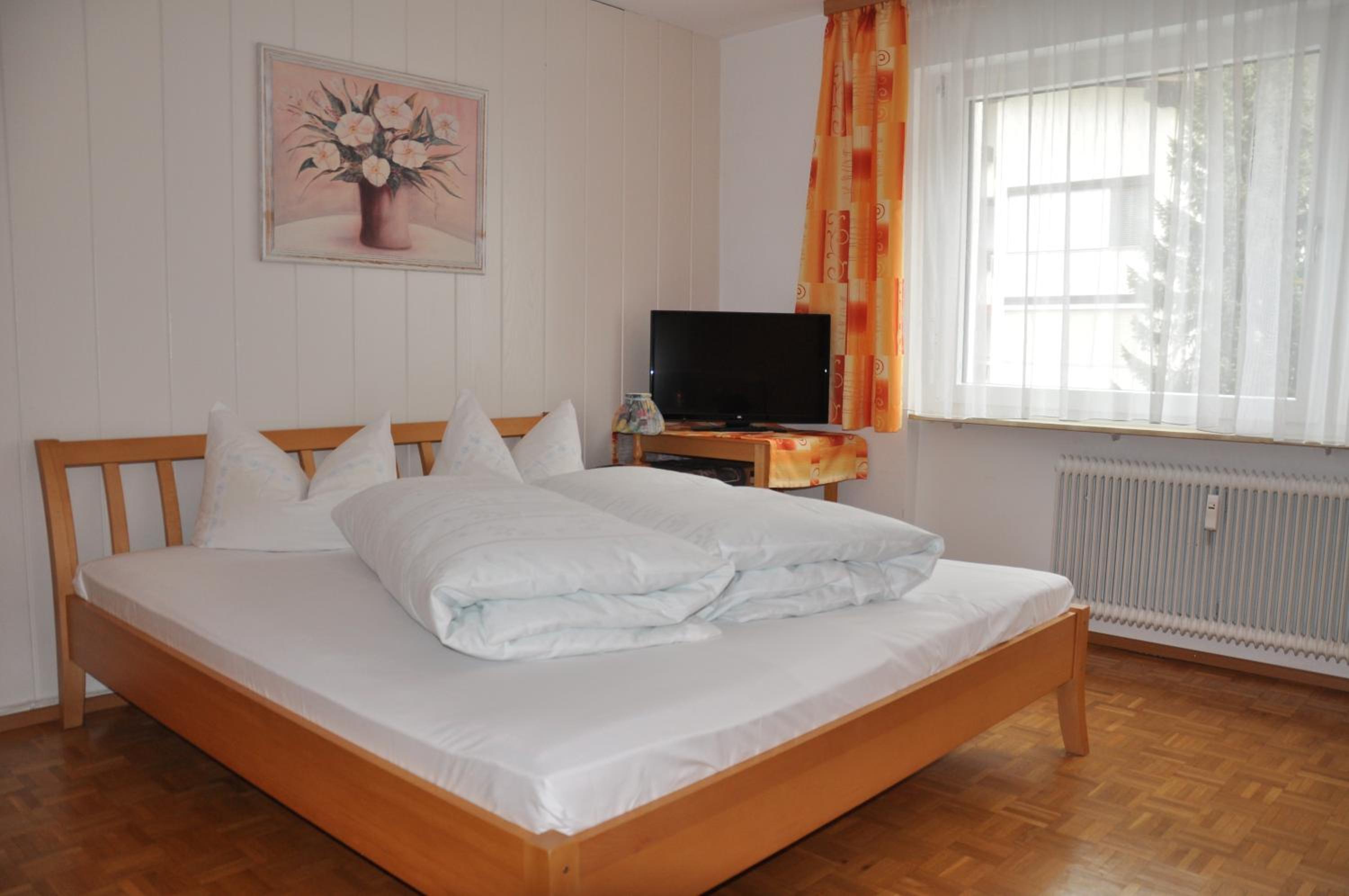 One-Bedroom Apartment with Shower photo 1
