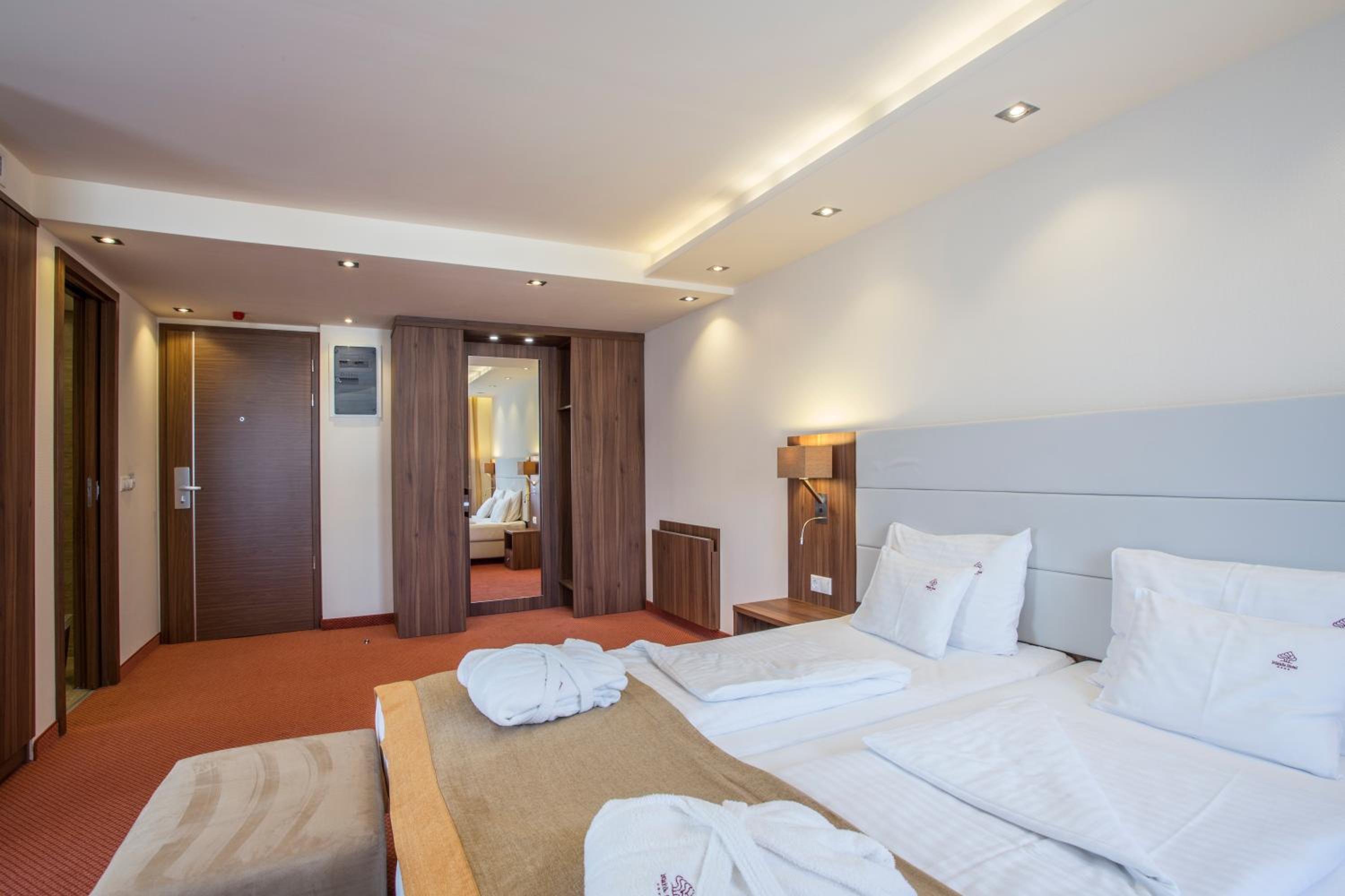 Deluxe Junior Suite - Photo 5