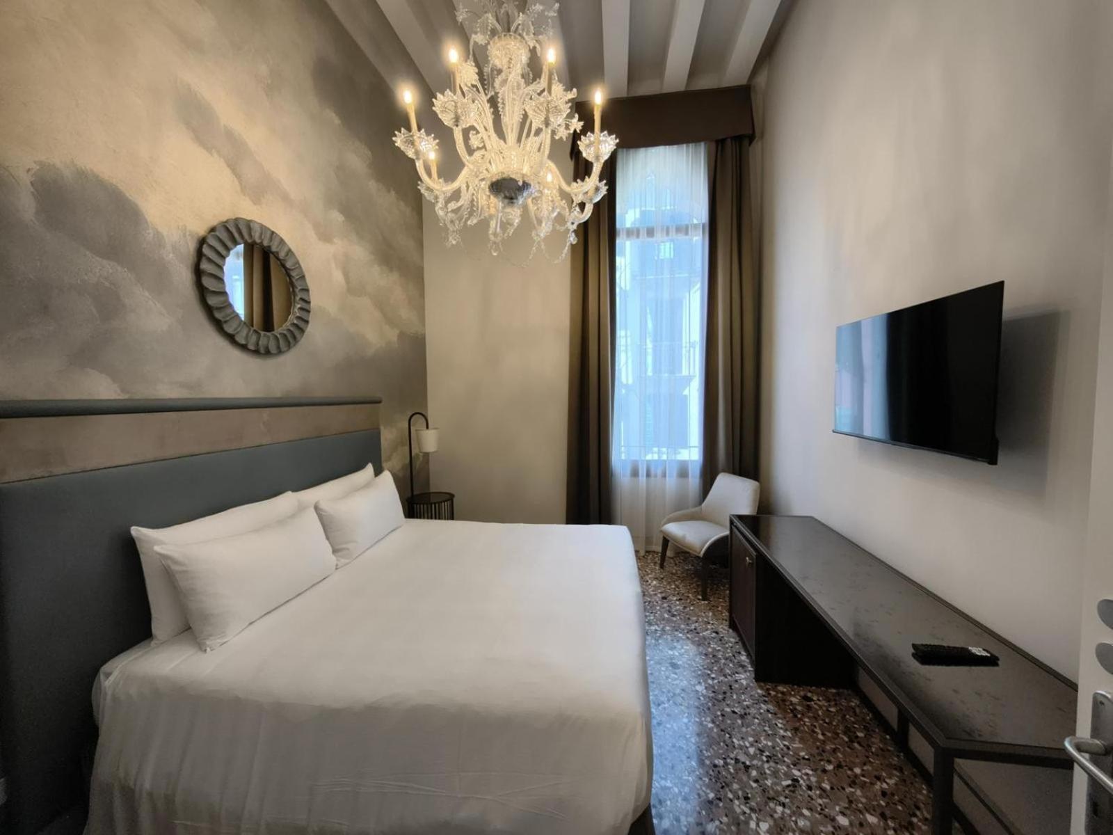 Superior Double or Twin Room with Canal View photo 1