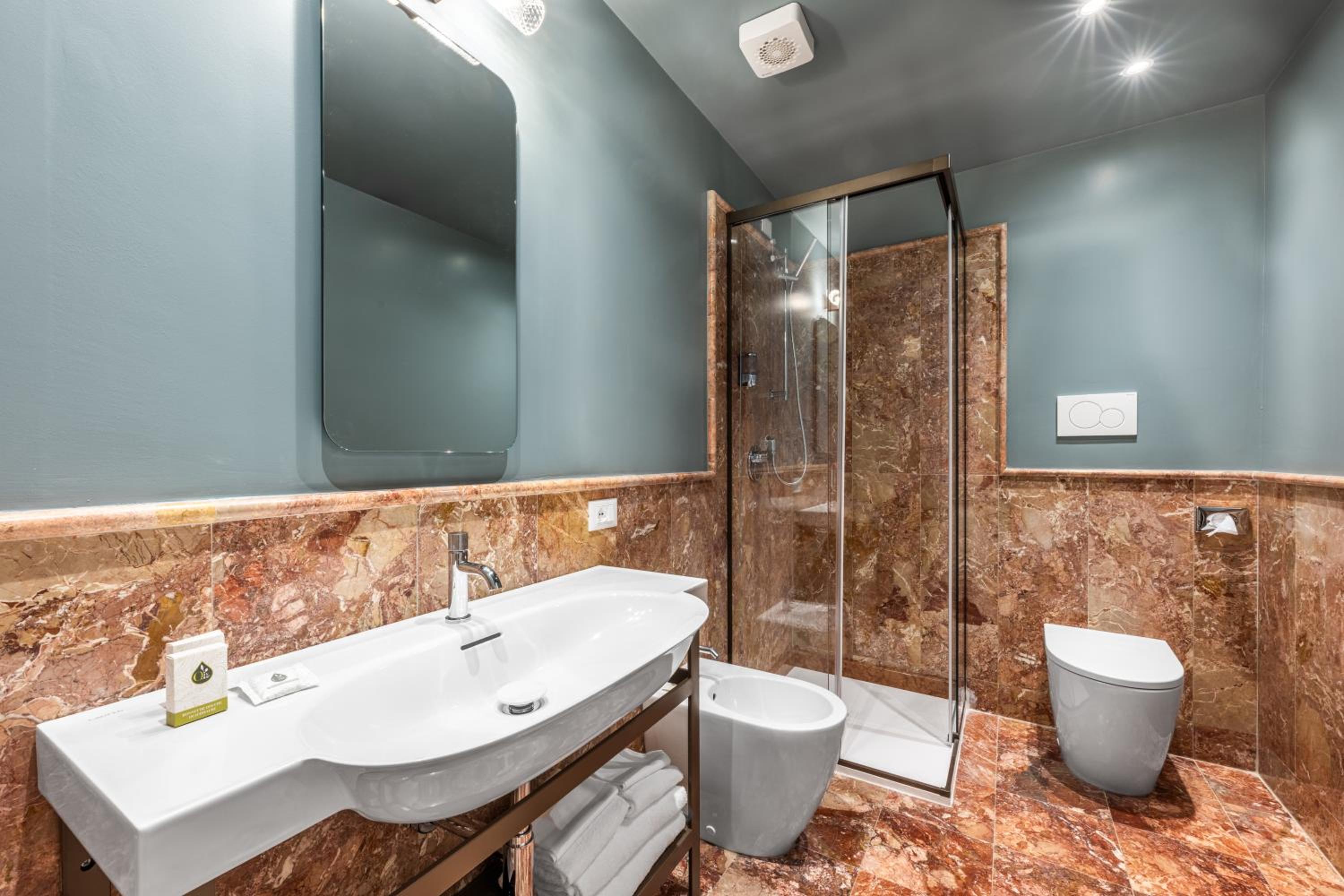 Superior Double or Twin Room with Canal View photo 3