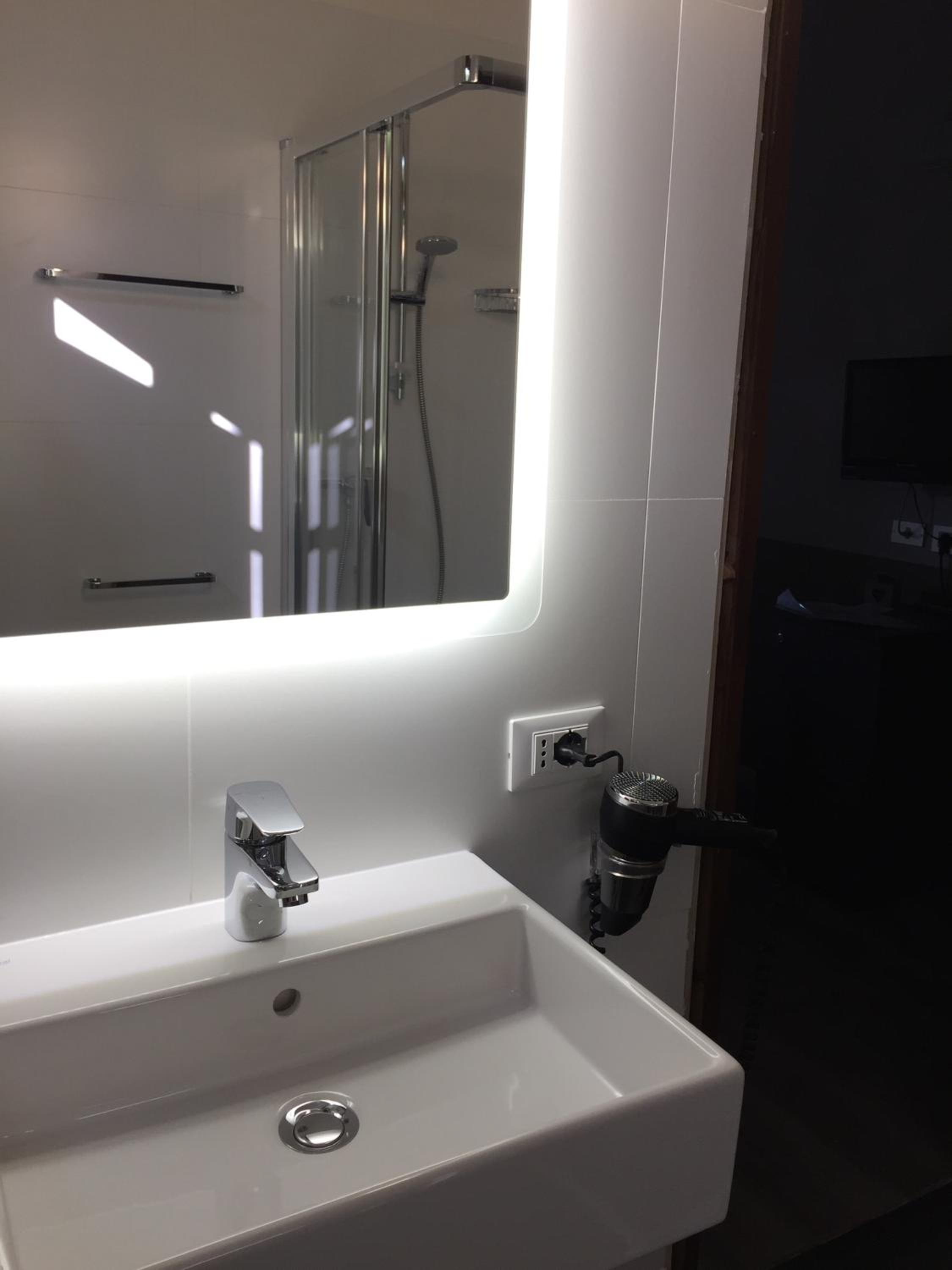 Double or Twin Room with Private Bathroom photo 3