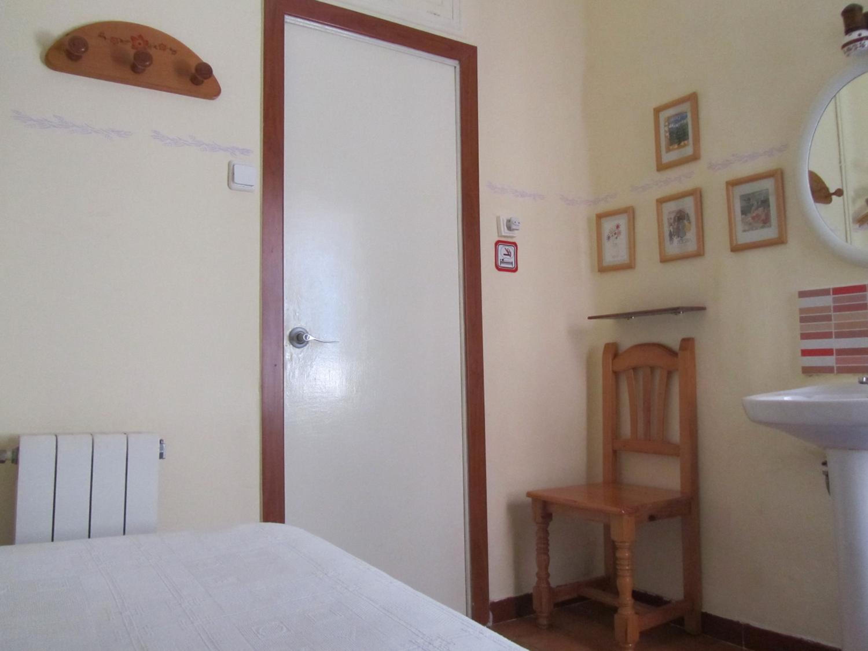 Single Room with Shared Bathroom photo 2