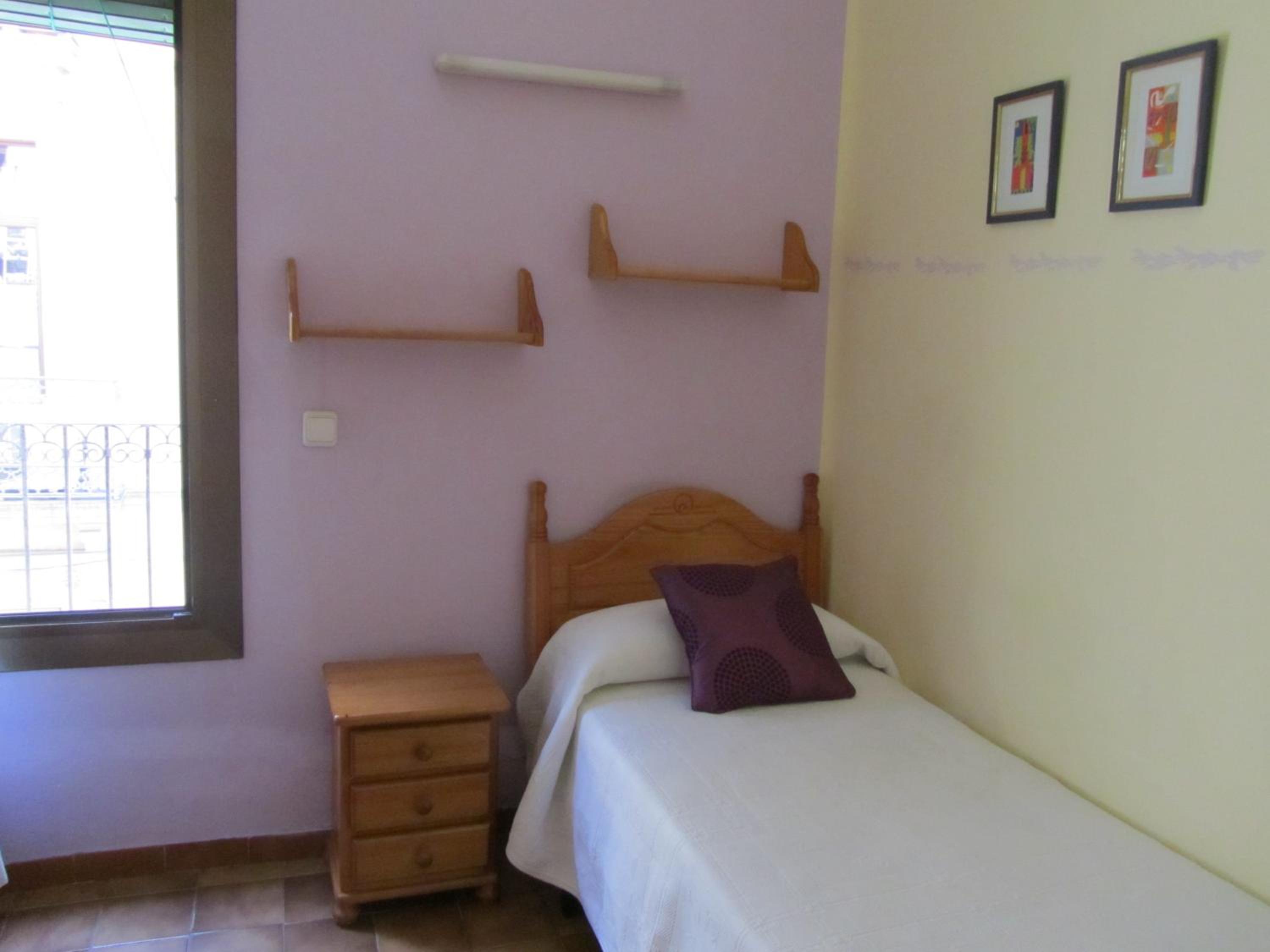 Habitación individual con baño compartido