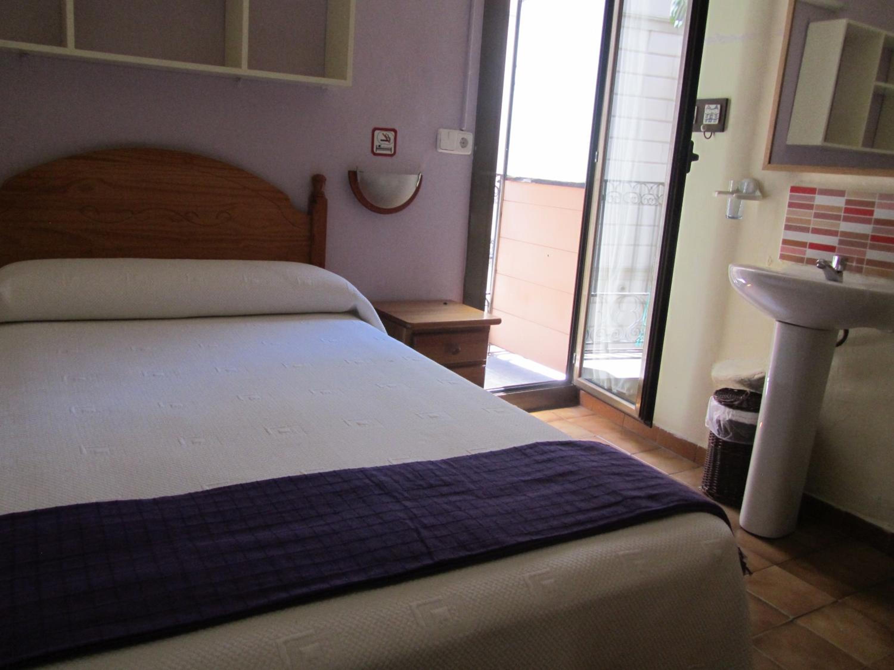 Habitación Doble Pequeña con Baño Compartido