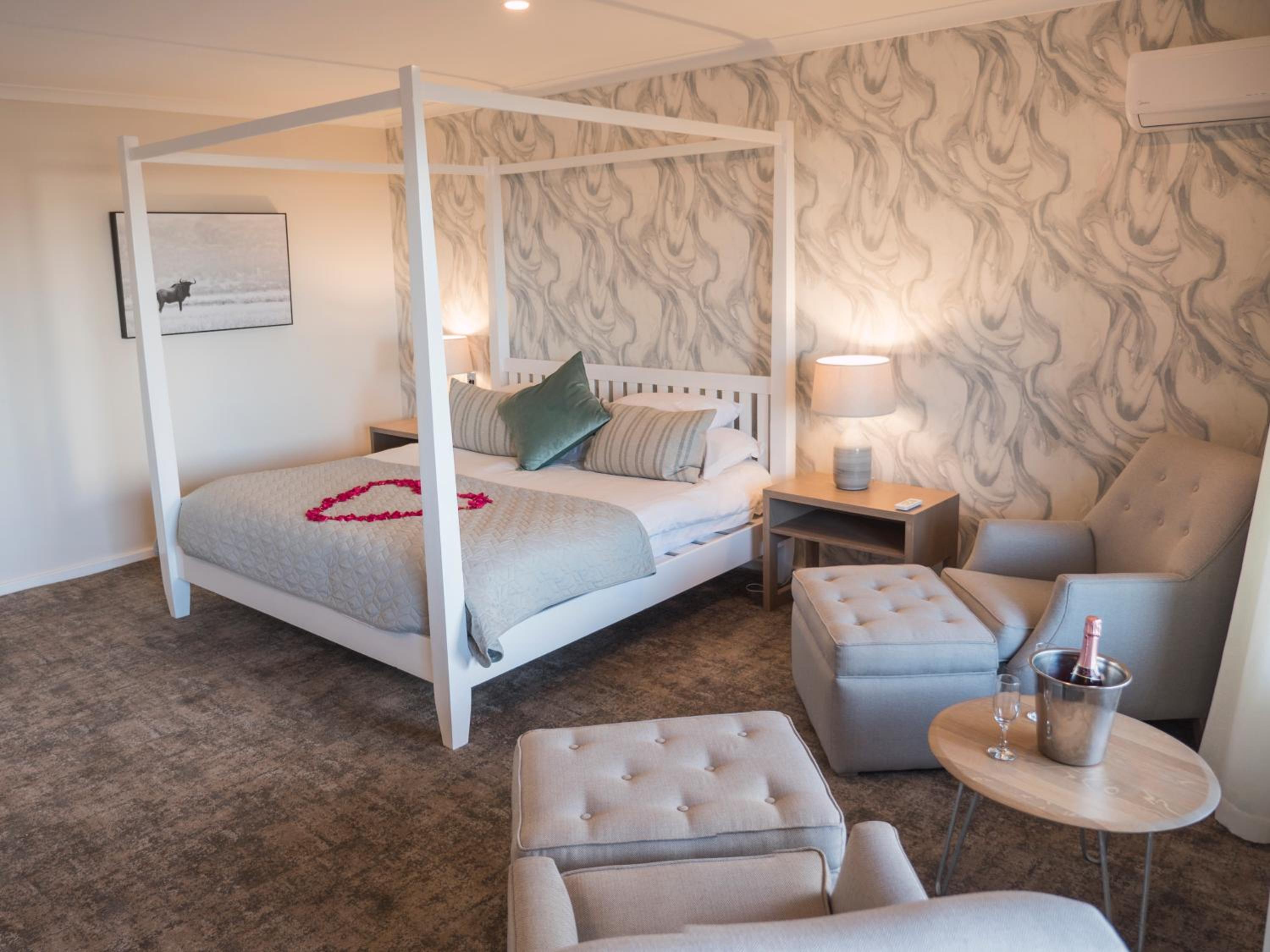 Honeymoon Suite - Photo 3
