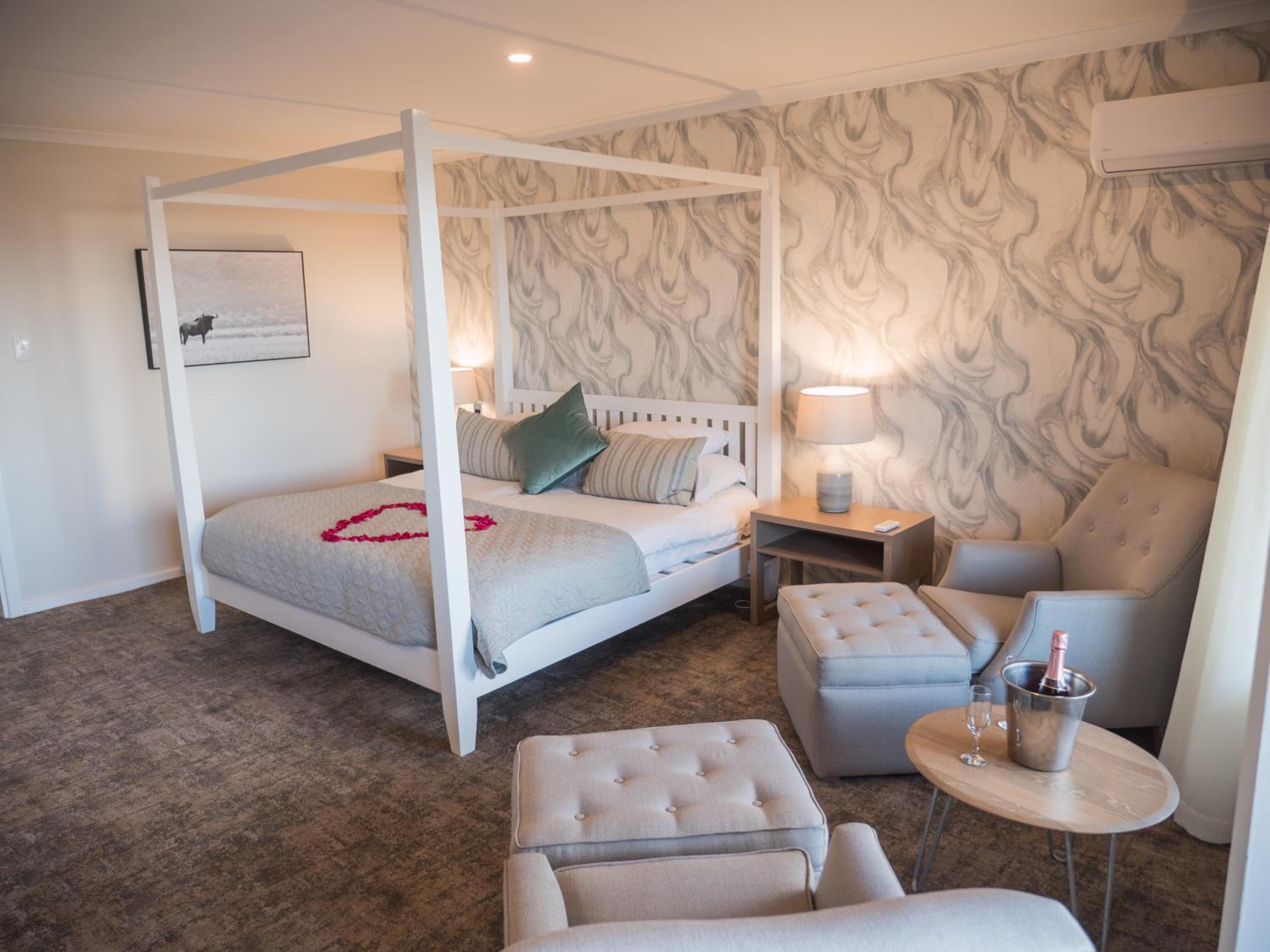 Honeymoon Suite - Photo 2