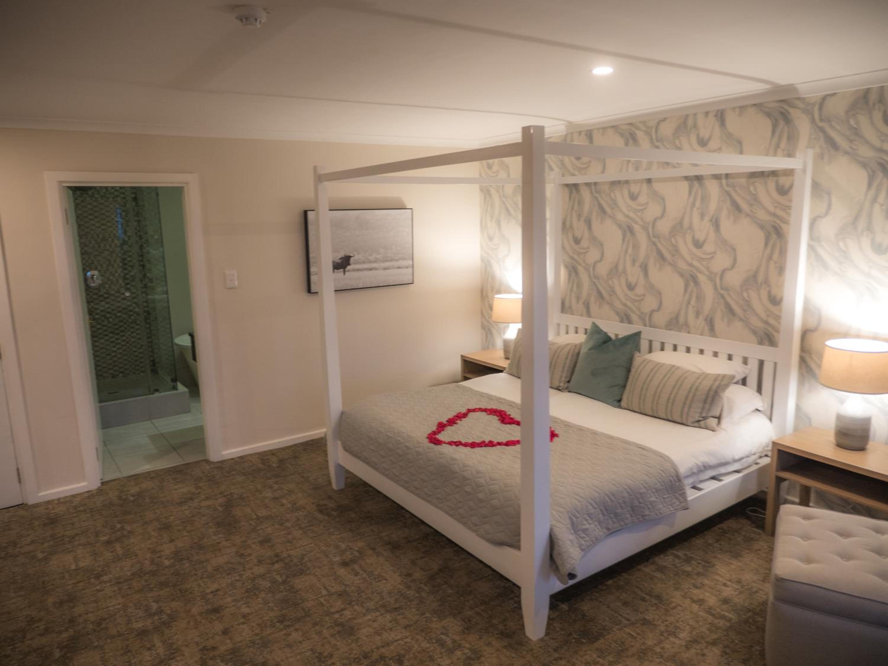 Honeymoon Suite - Photo 1