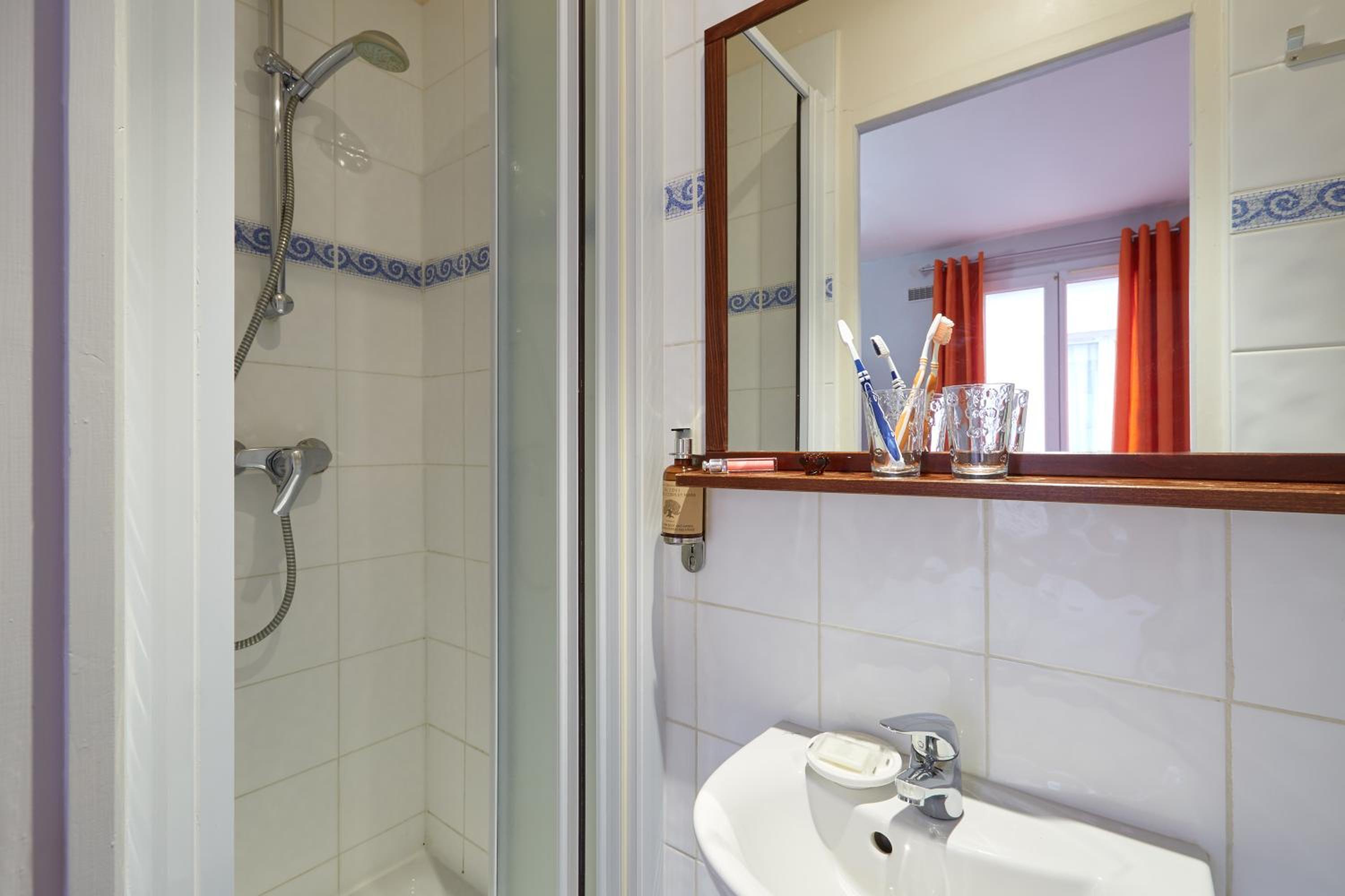 Single Room with Private Bathroom photo 3