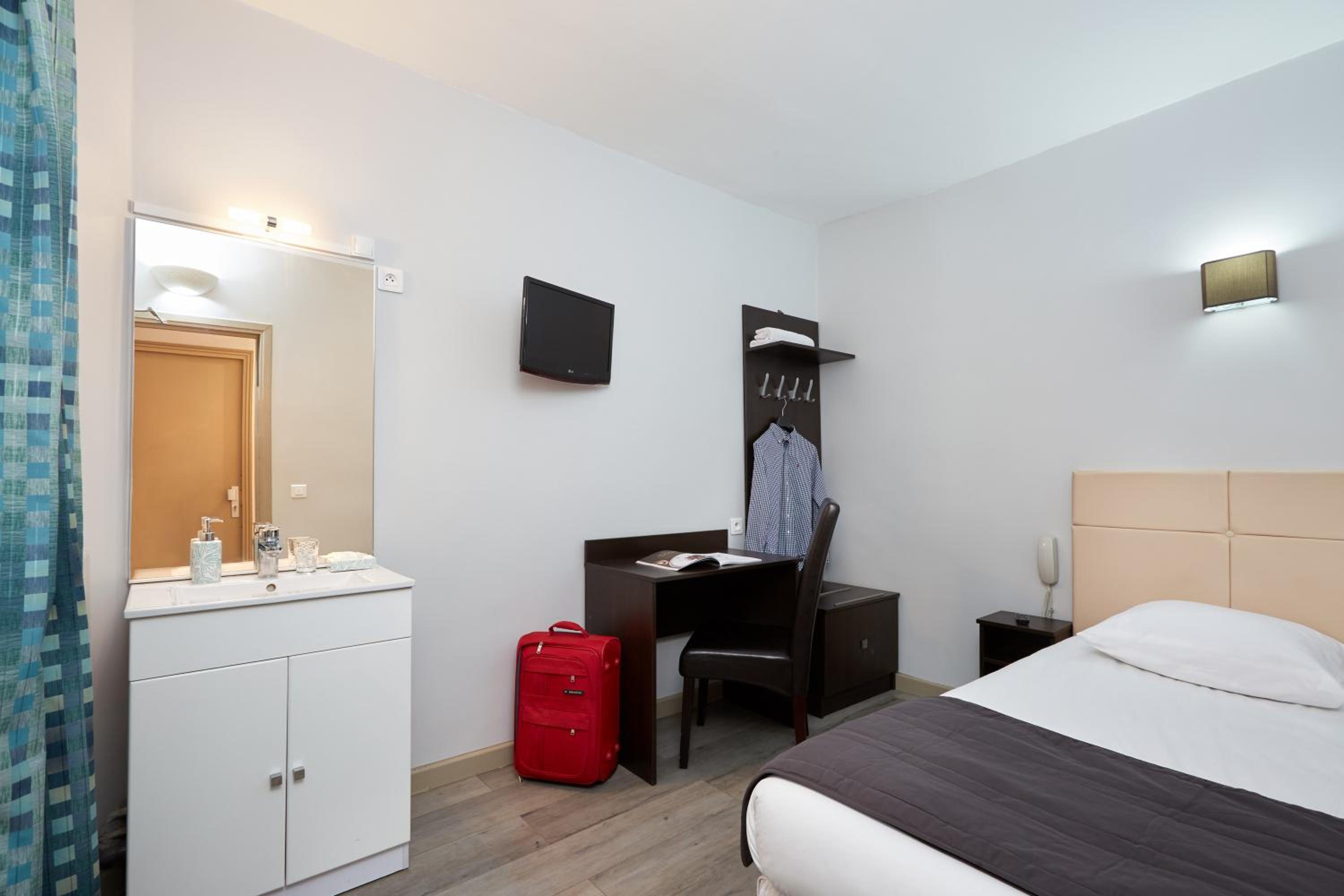 Single Room with Shared Bathroom photo 3