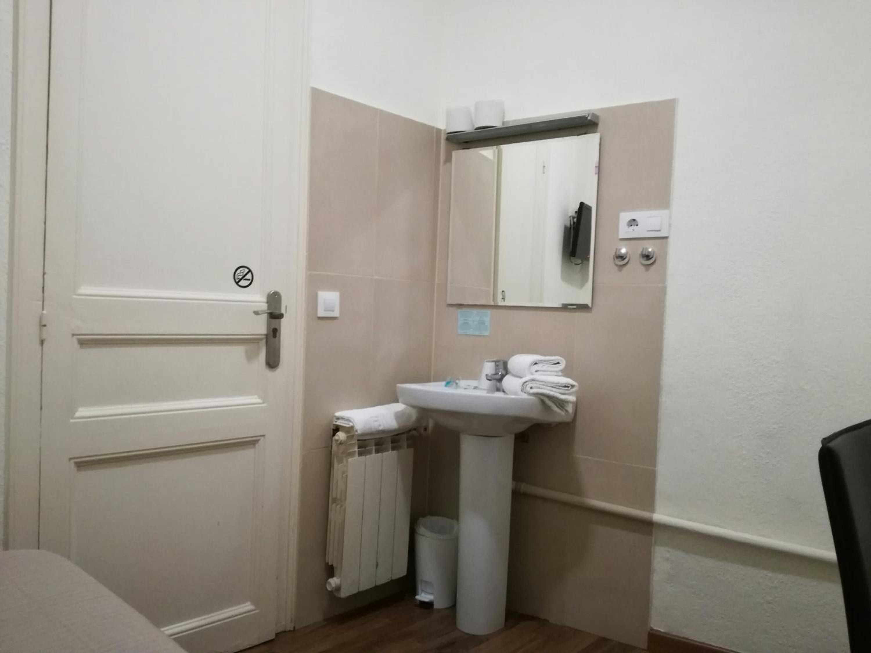 Single Room with Shared Bathroom photo 2