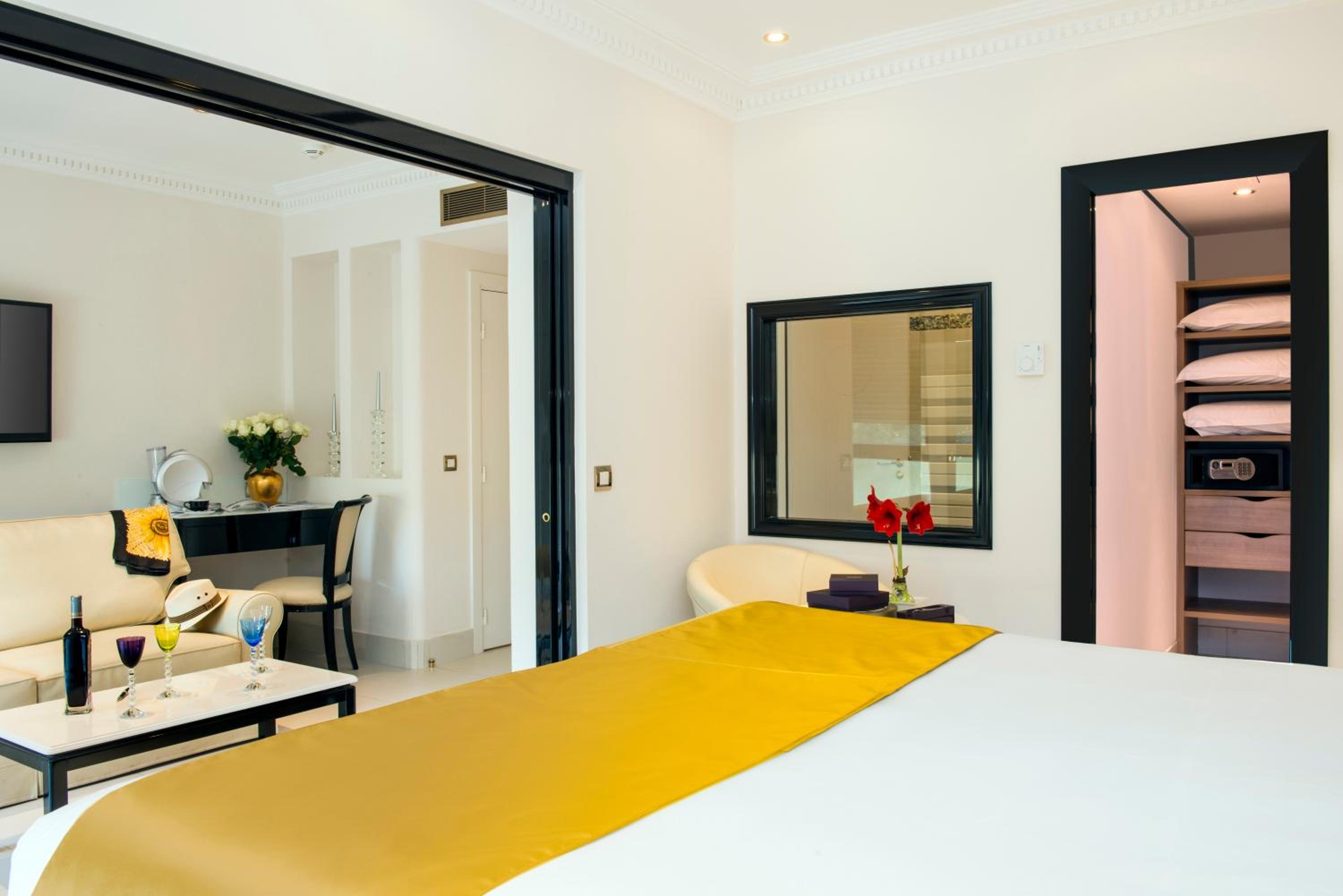 Junior Suite with Park View - Photo 6