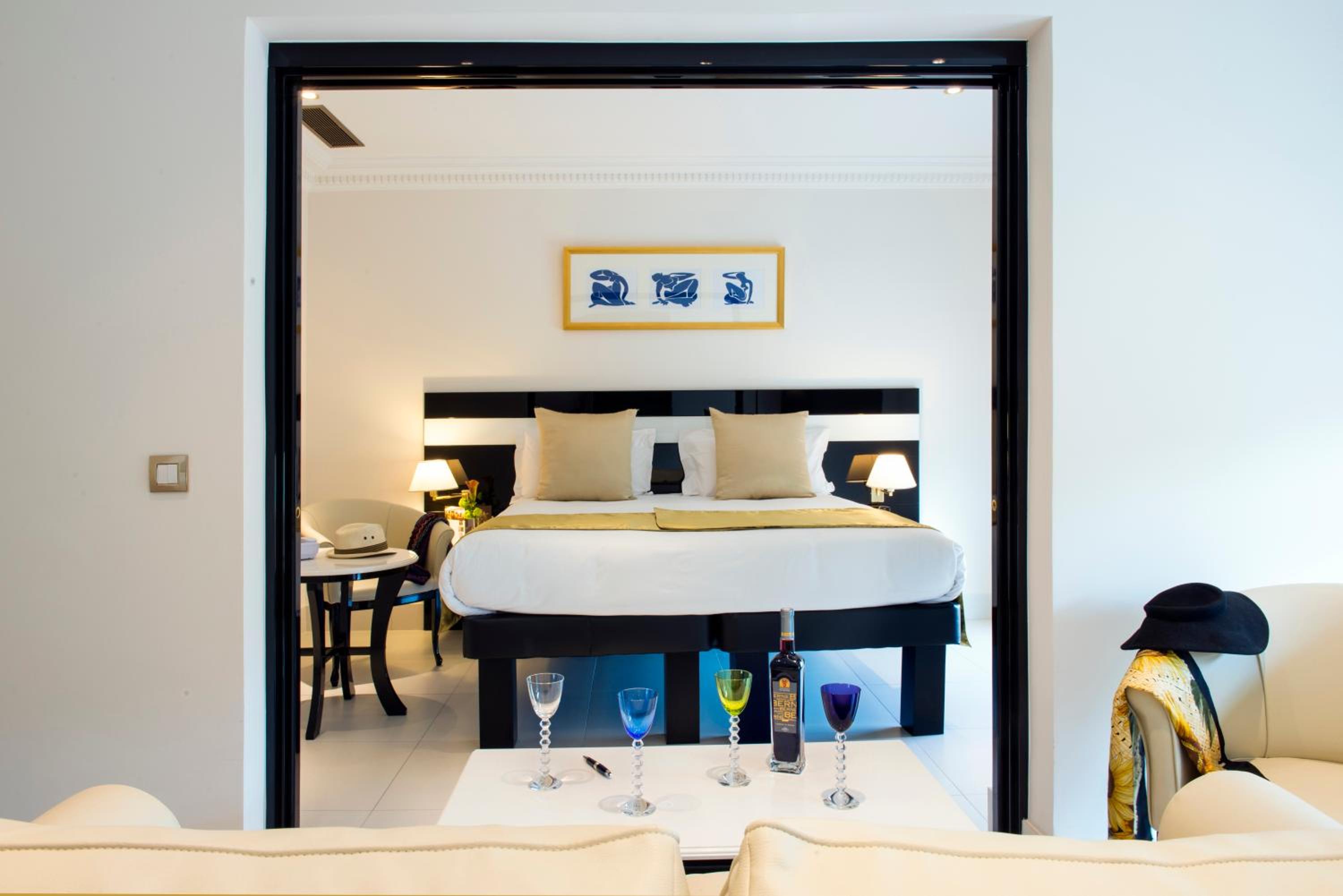 Junior Suite with Park View - Photo 1