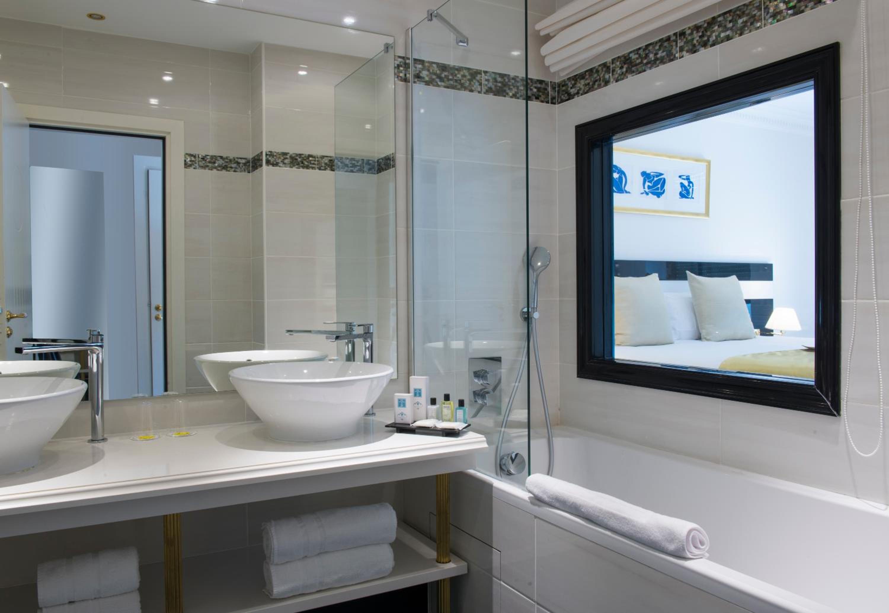 Junior Suite with Park View - Photo 2