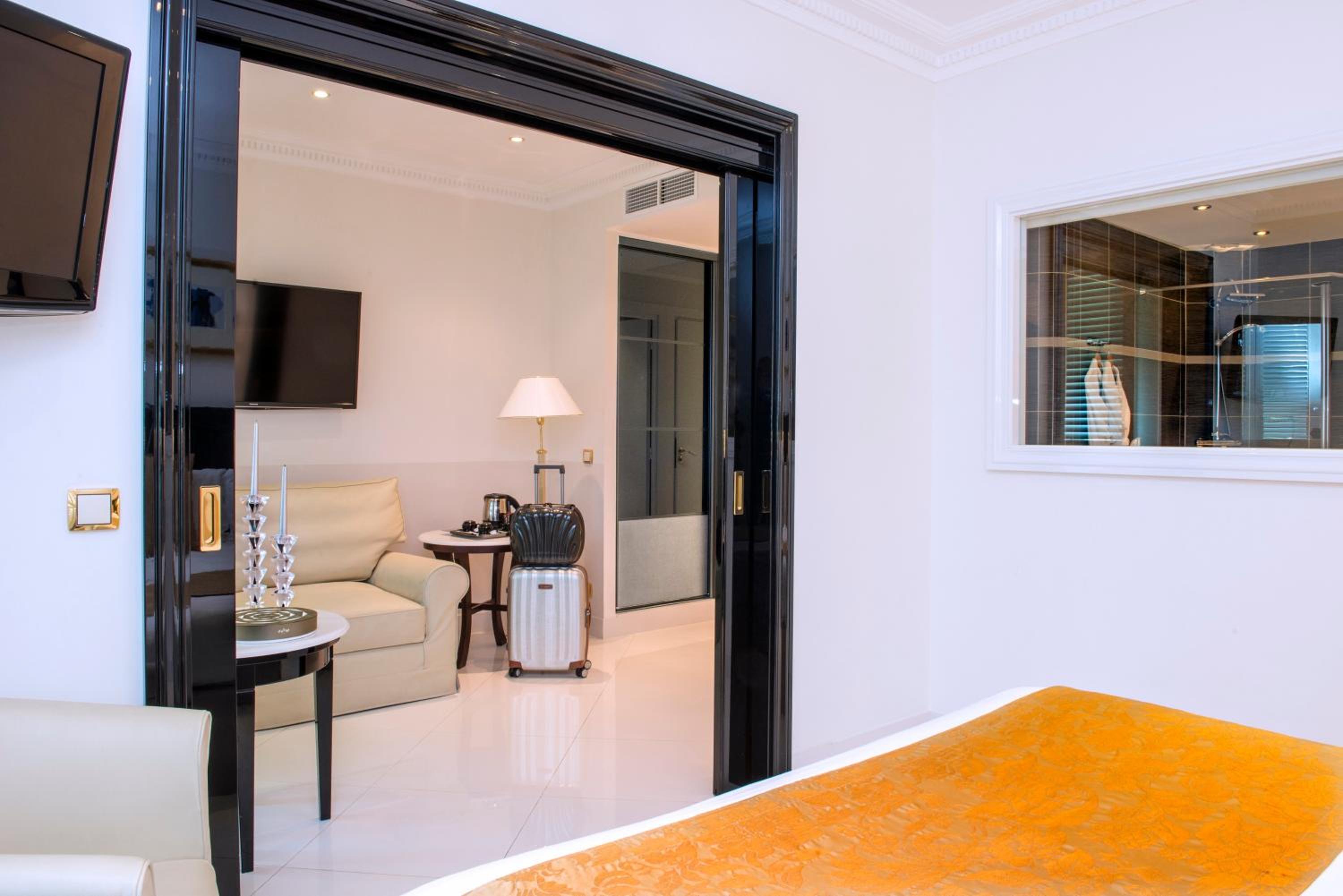 Junior Suite with Park View - Photo 3