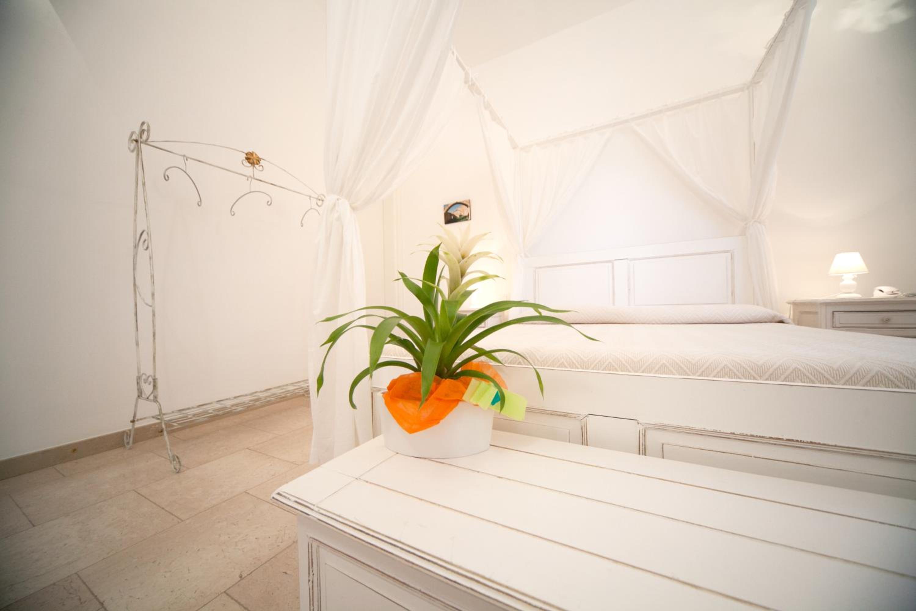 Standard Double Room - Photo 8